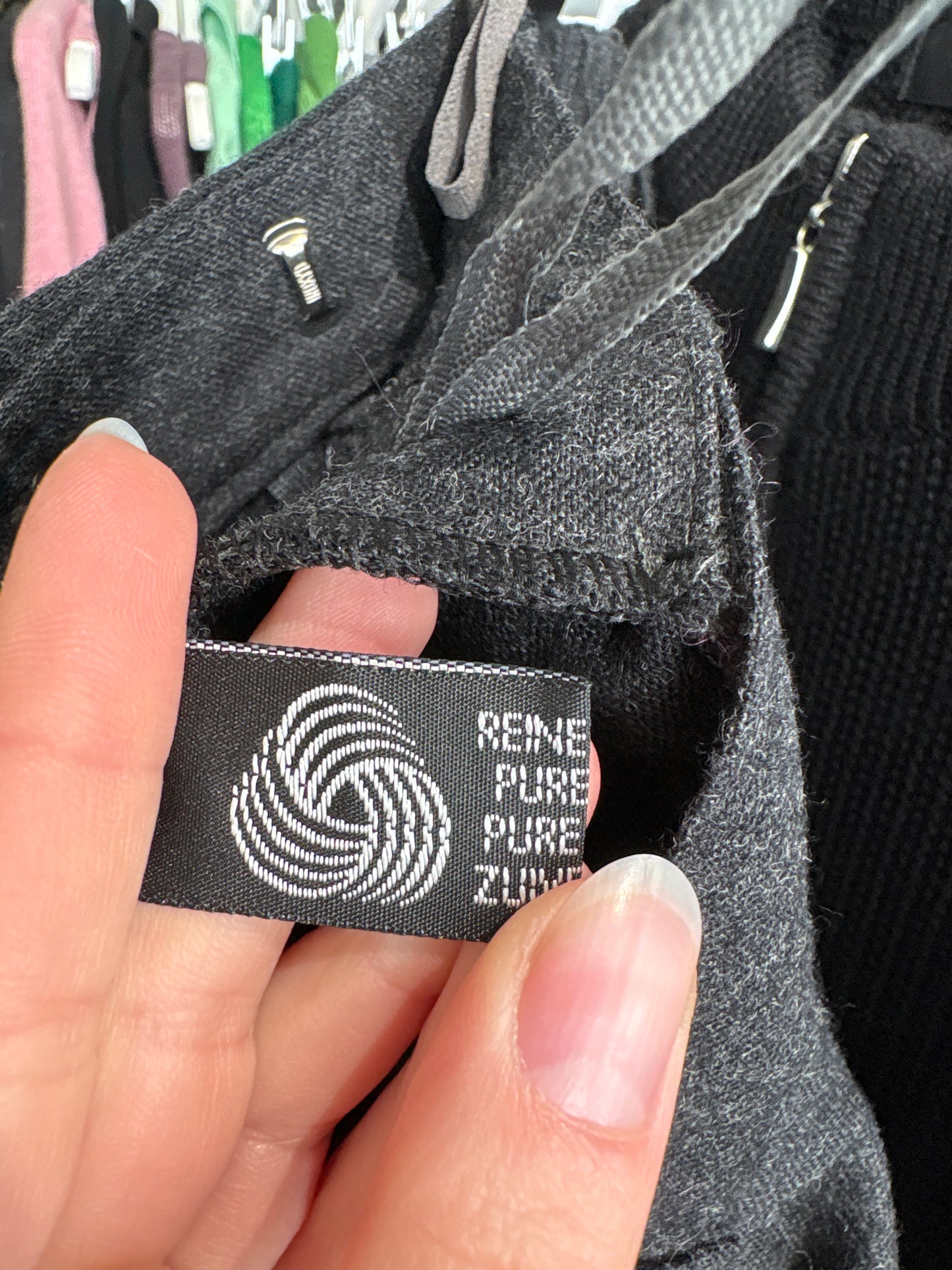 Pantaloni cu talie ultra înaltă și pense din lana extrafina certificată