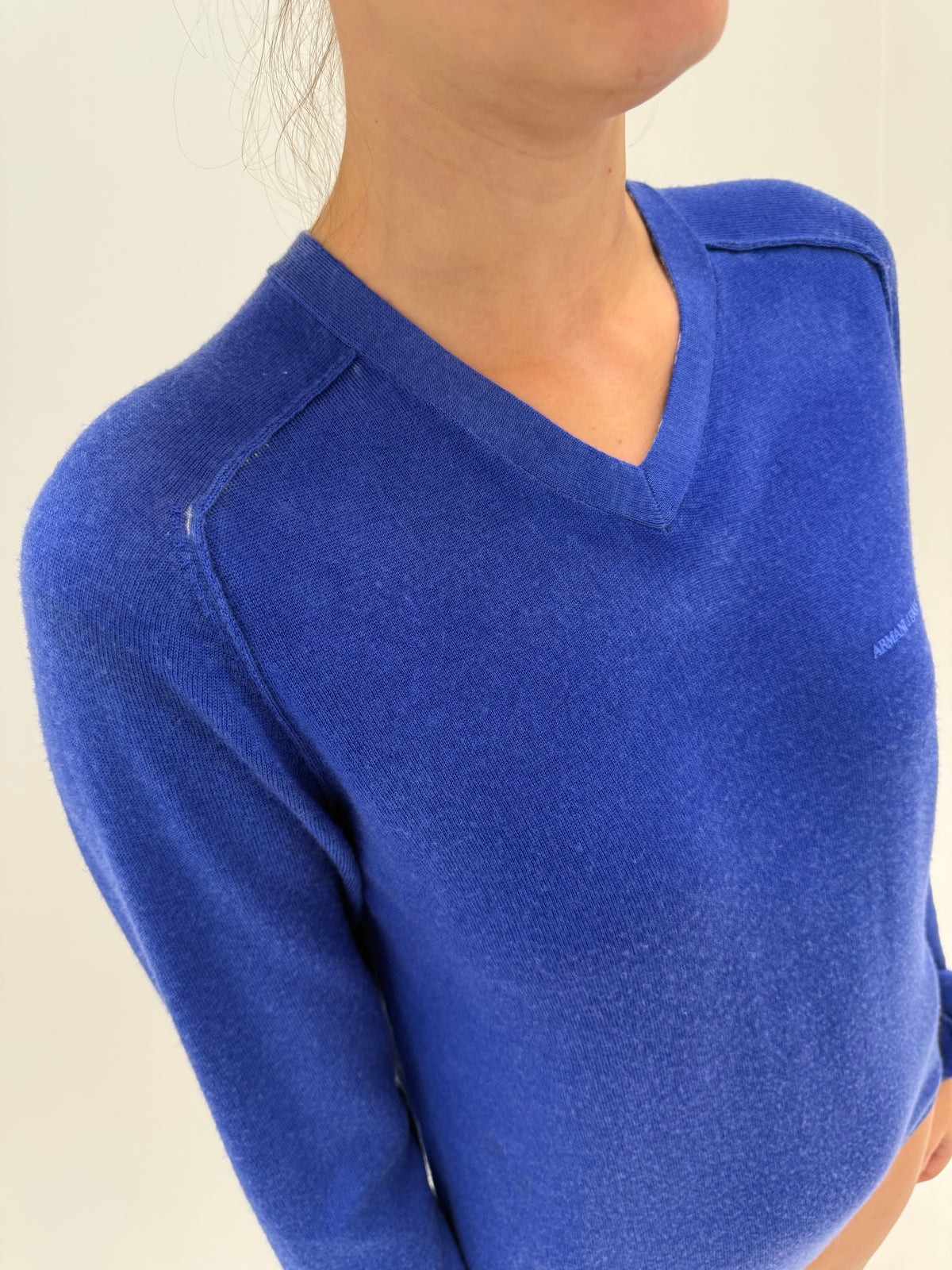 Pulover Armani cornflower blue din lanita extrafina în anchior
