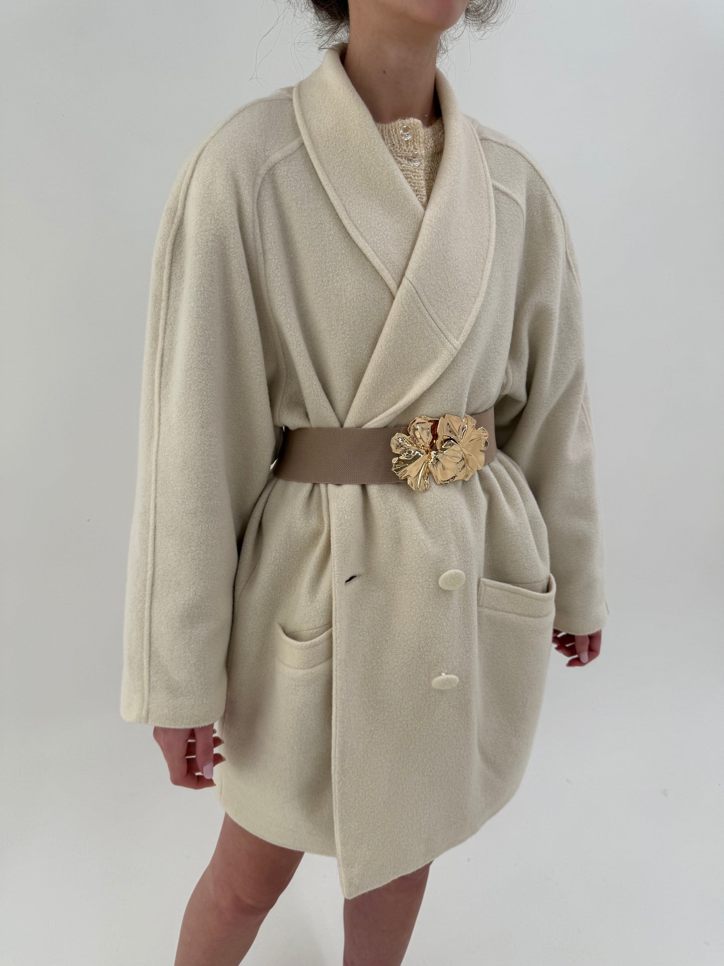 Palton vintage off white din stofă extrafina și moale de lana cu revere rotunjite