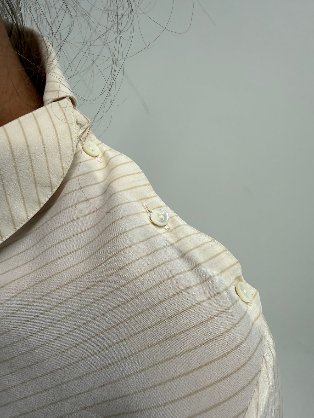 Cămașa din mătase naturală in croi minimalist cu dungi fine