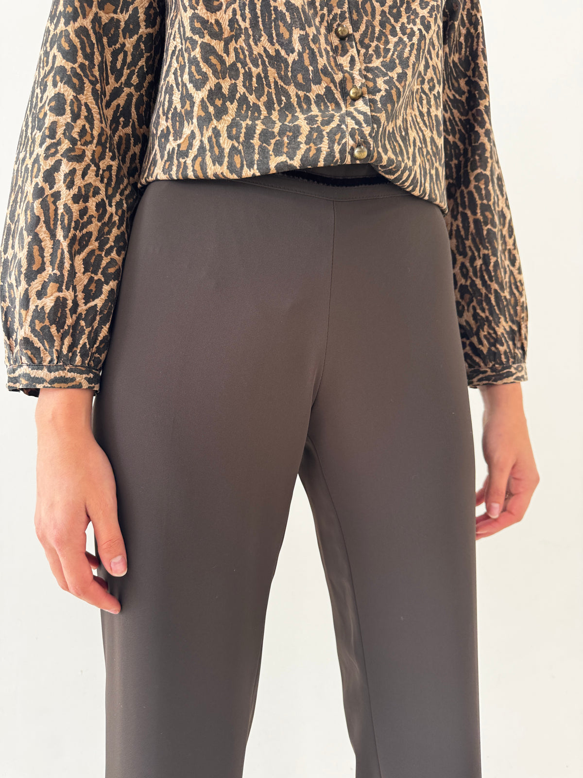 Pantaloni business de toamnă chocolate brown din vascoza și croi ușor evazat