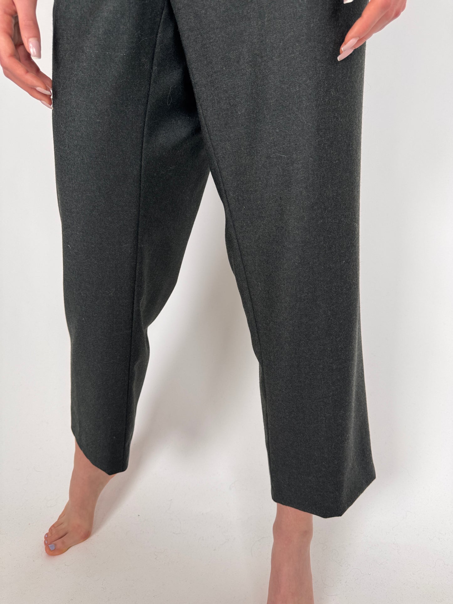 Pantaloni charcoal gray din stofă groasă de lana extrafina ușor lucioasă