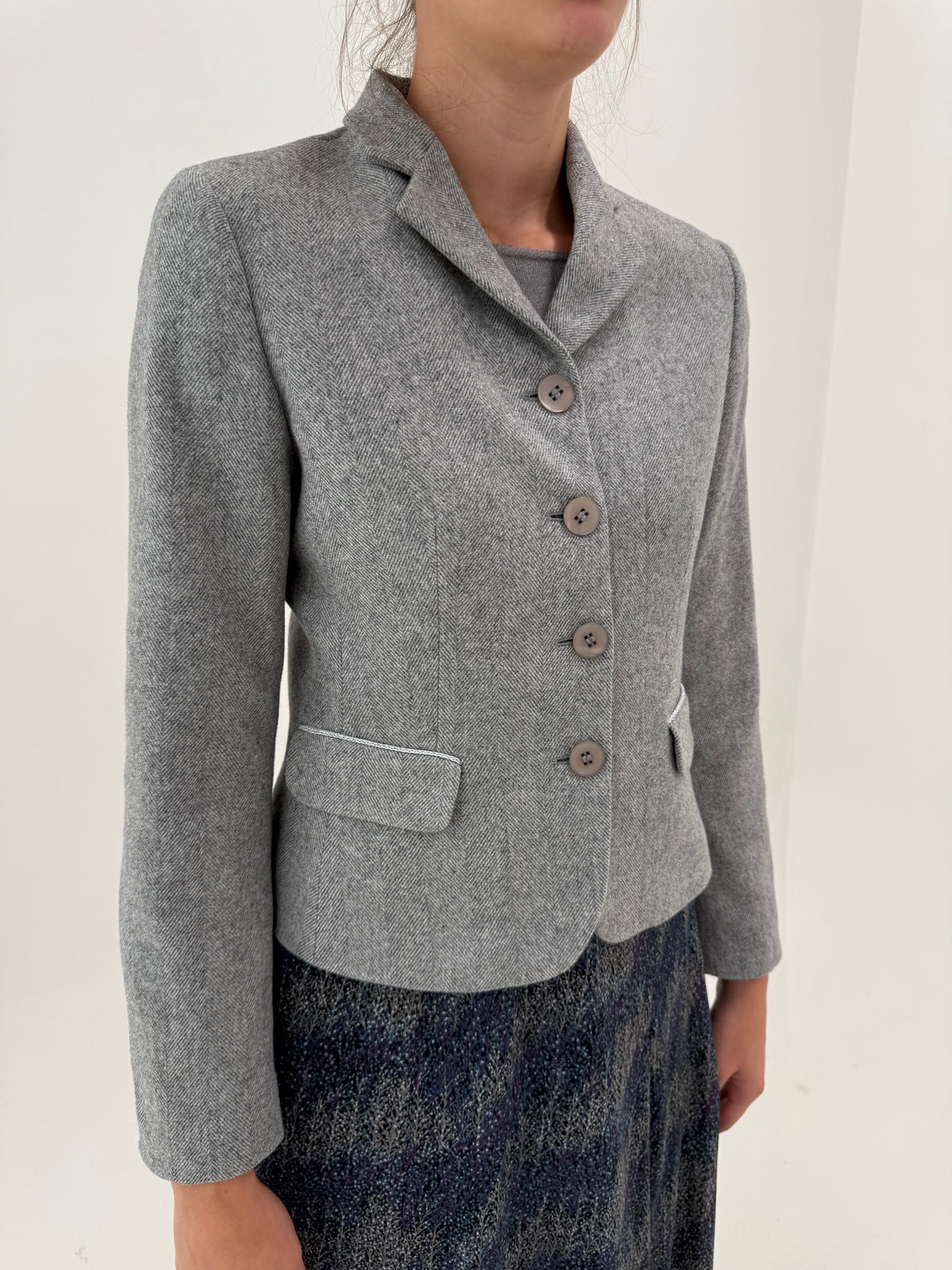 Sacou cambrat din stofă Chevron extrafina de lana ivoire cu silver gray
