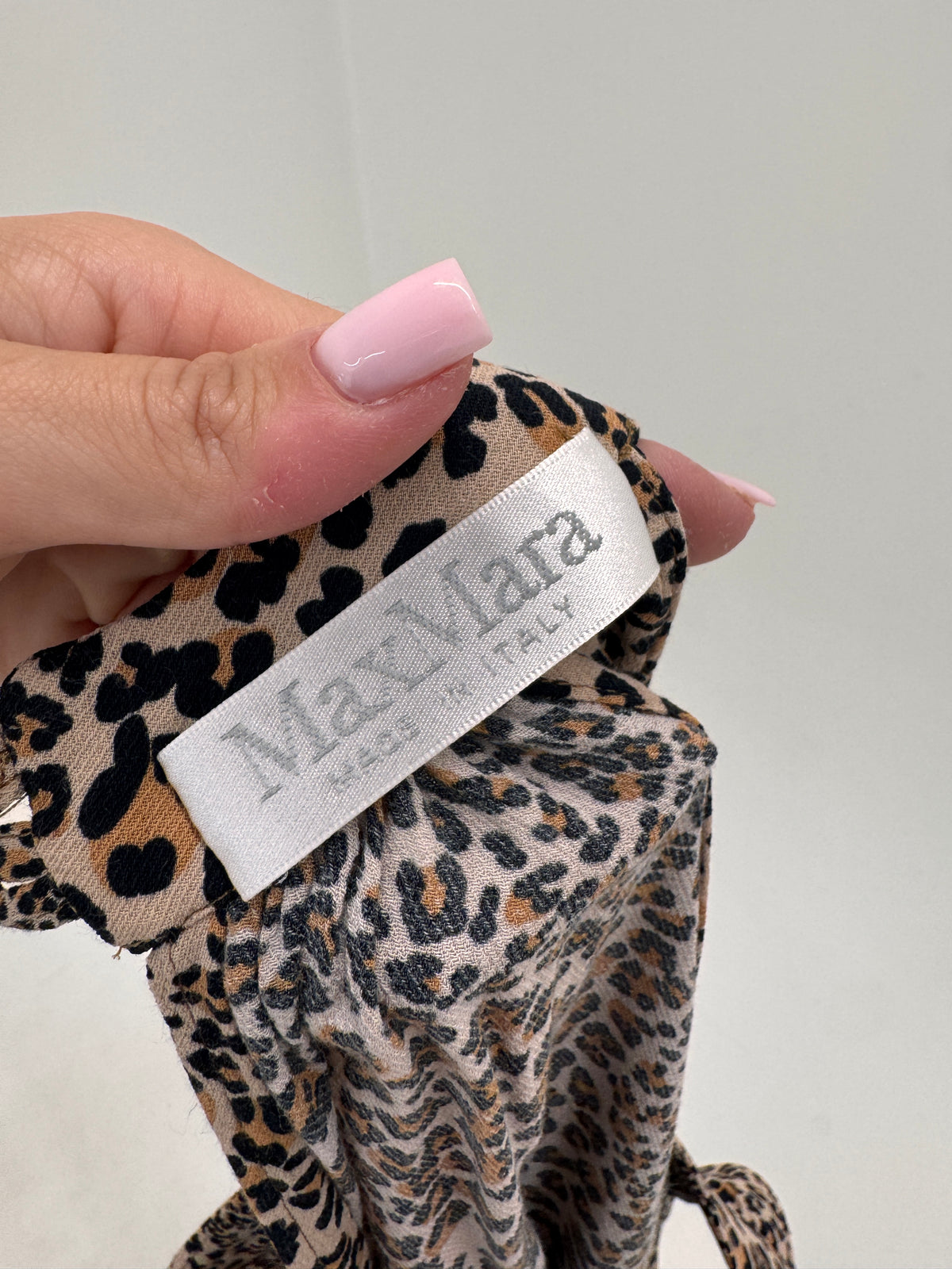 Top Max Mara animal print în croi atemporal