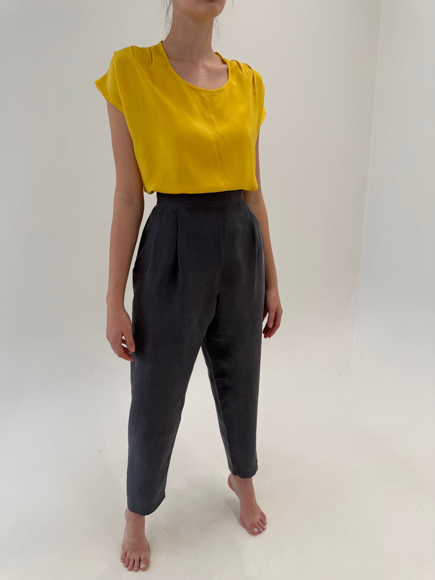 Pantaloni din mătase naturală steel gray cu talie ultra înaltă și pense