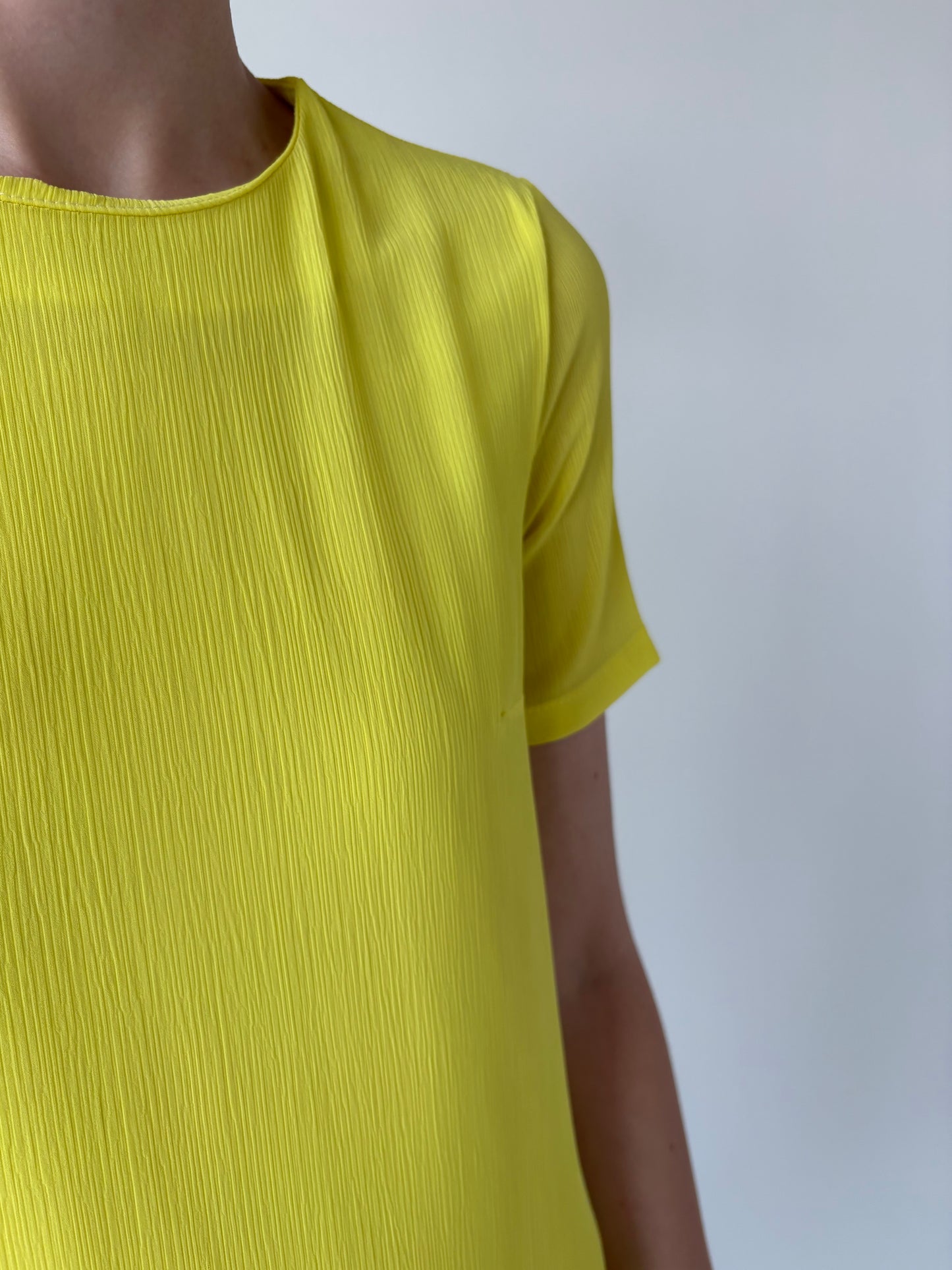 Rochie lime yellow neon din triplu voal texturat în croi minimalist