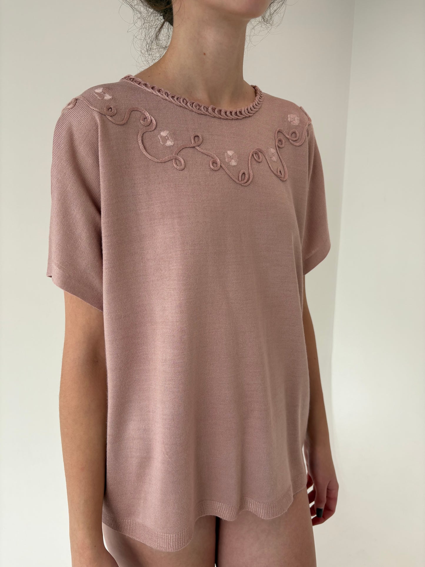 Top powder Pink din lana merino extrafina cu aplicații manuale