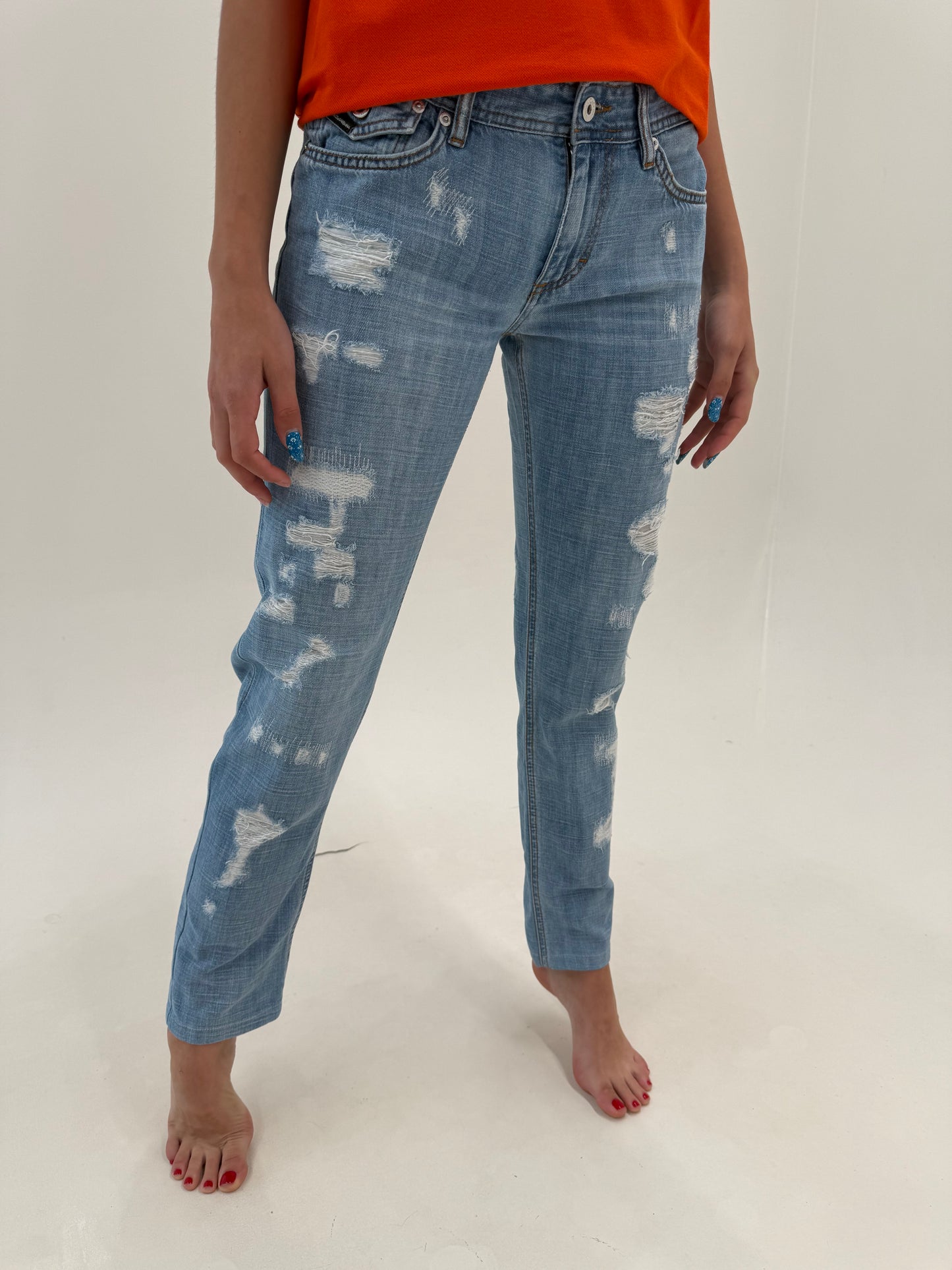 Jeans Dolce&Gabbana în croi super revenit în trend cu efect distress