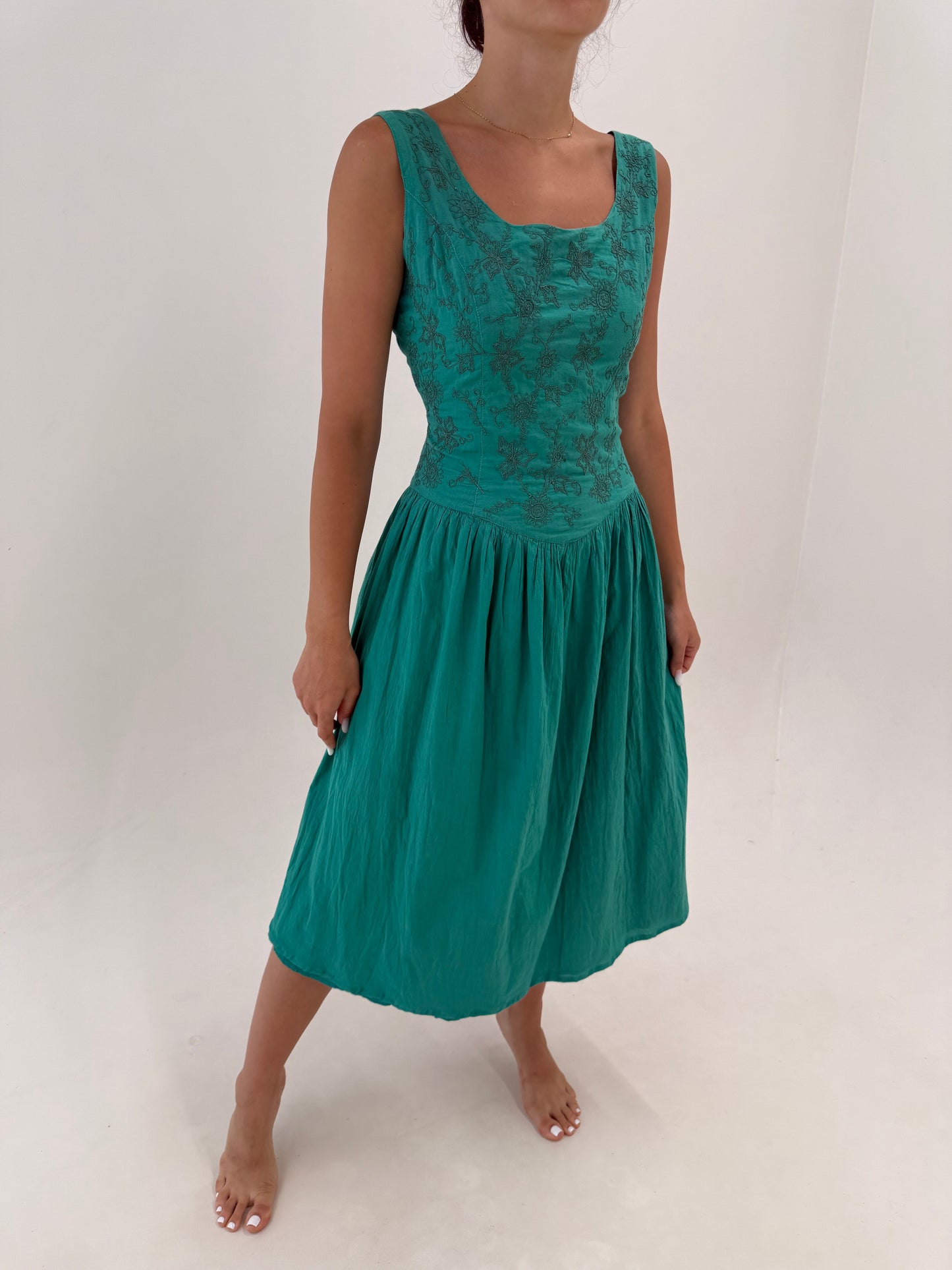 Rochie vintage maxi din pânză moale de bumbac emerald green cu broderie și decupaj