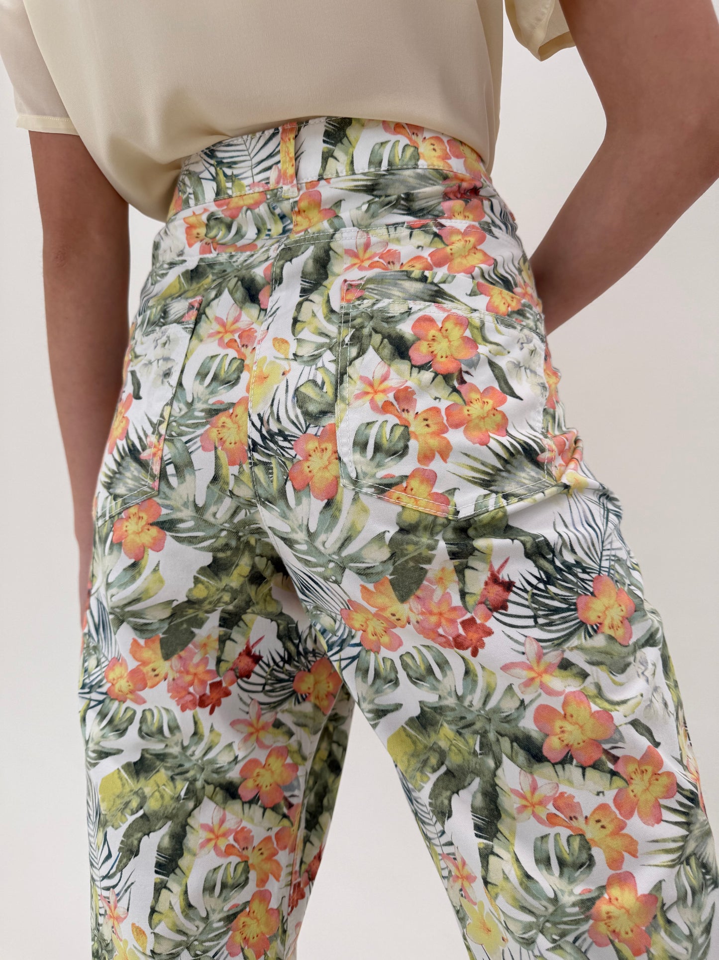 Pantaloni capri din bumbac modelator cu print organic superb