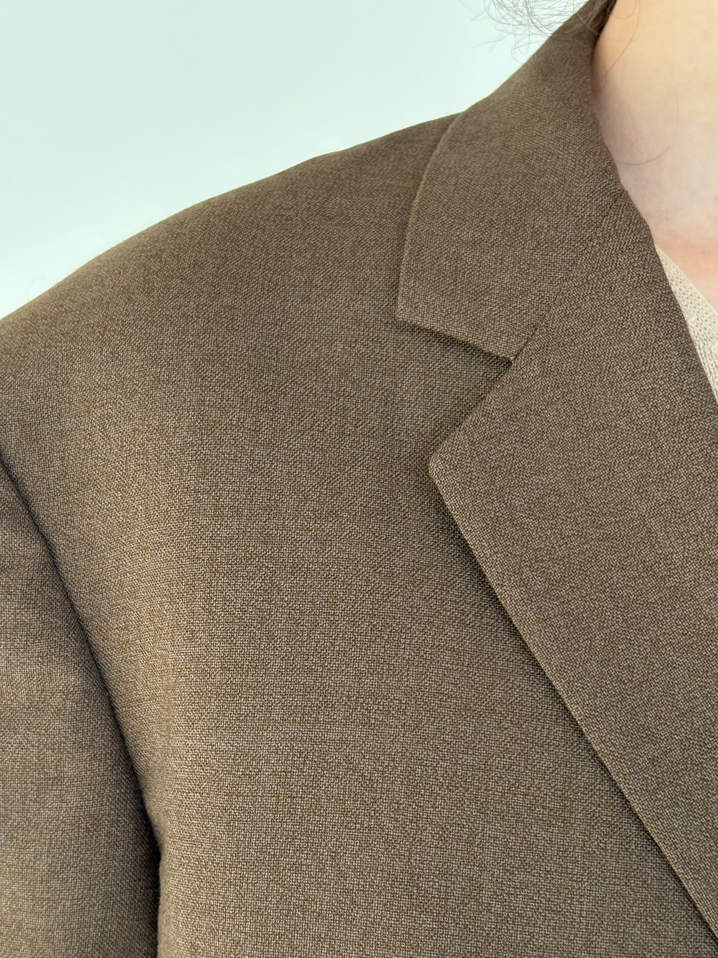 Sacou chocolate brown din lana ușor structurată în croi actual