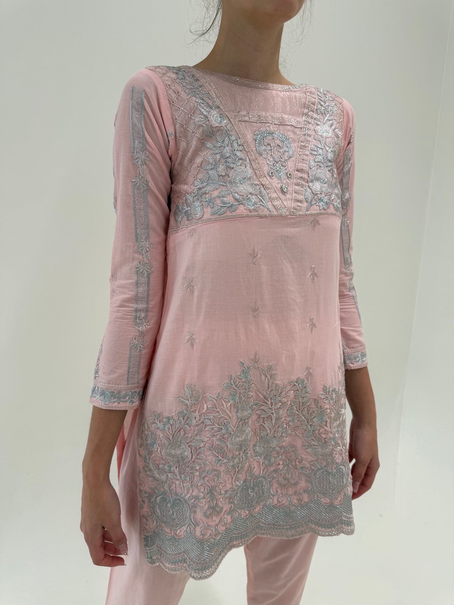 Deux piece petite asiatic roz pudrat din museline brodat cu fir argintiu
