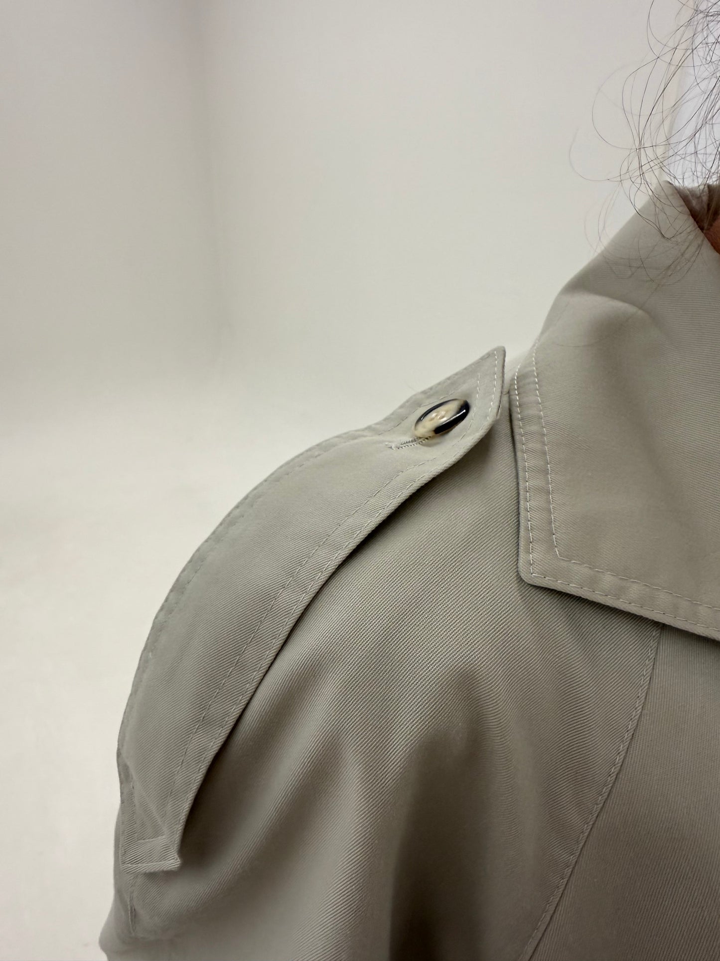 Trench vintage excepțional din gabardină în nuanța pudrată de brand premium