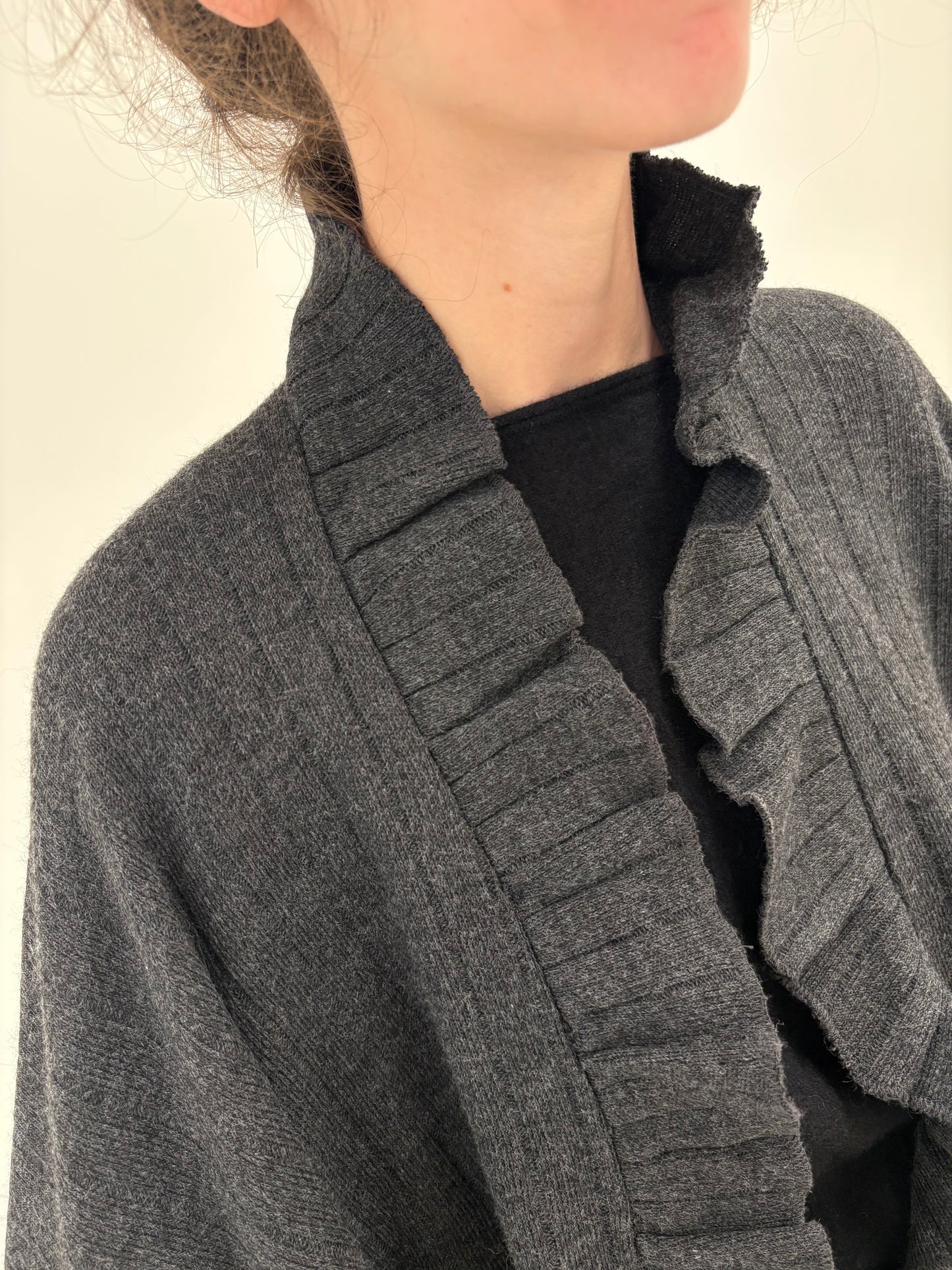 Capa excepțională cu volane charcoal gray din lana extrafina
