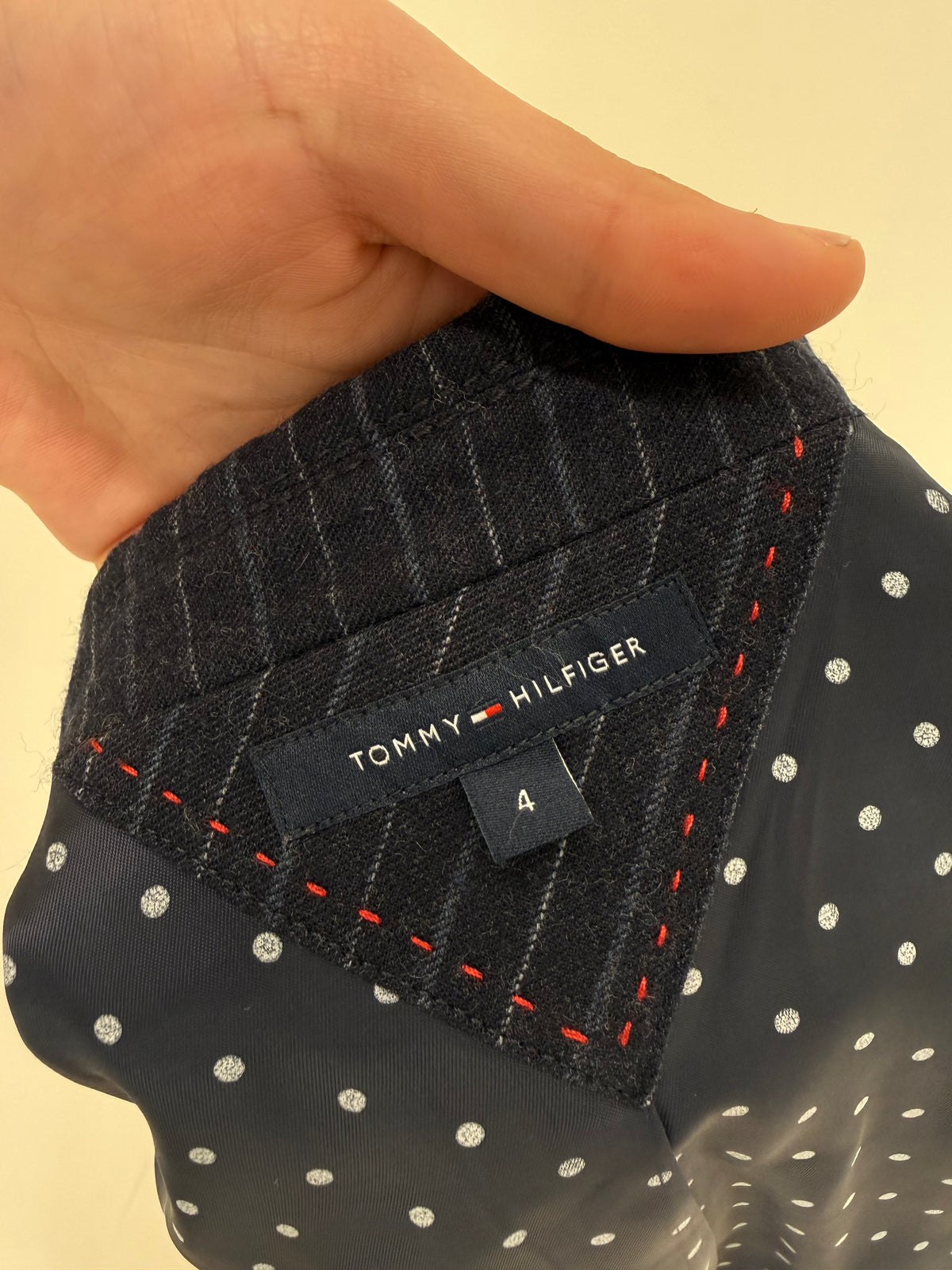 Sacou Tommy Hilfiger din lana extrafina cu dungi fine verticale în croi cambrat