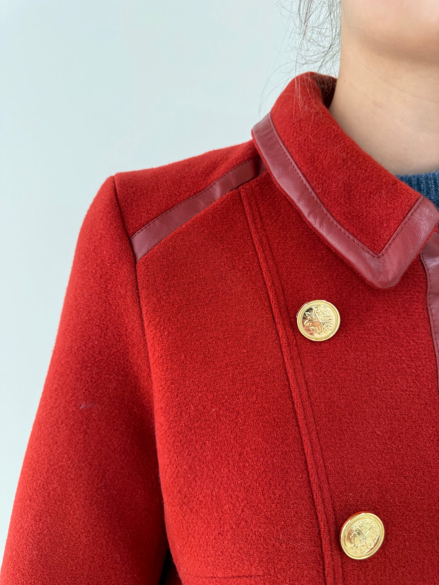 Jacheta cu influențe soft military din lana extrafina brick red și inserții de piele