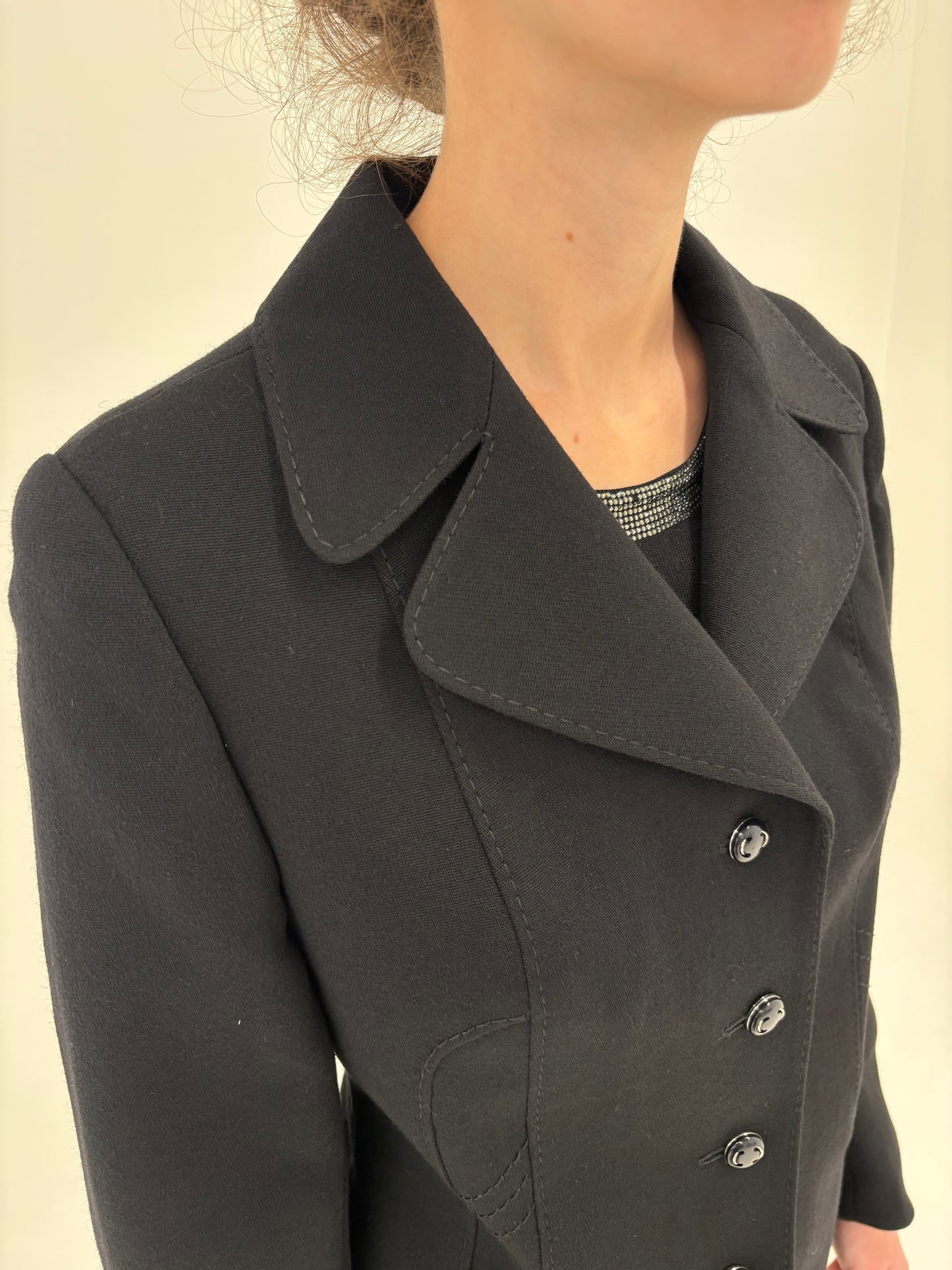 Deux piece vintage negru cu sacou cambrat și revere rotunjite din lana certificată