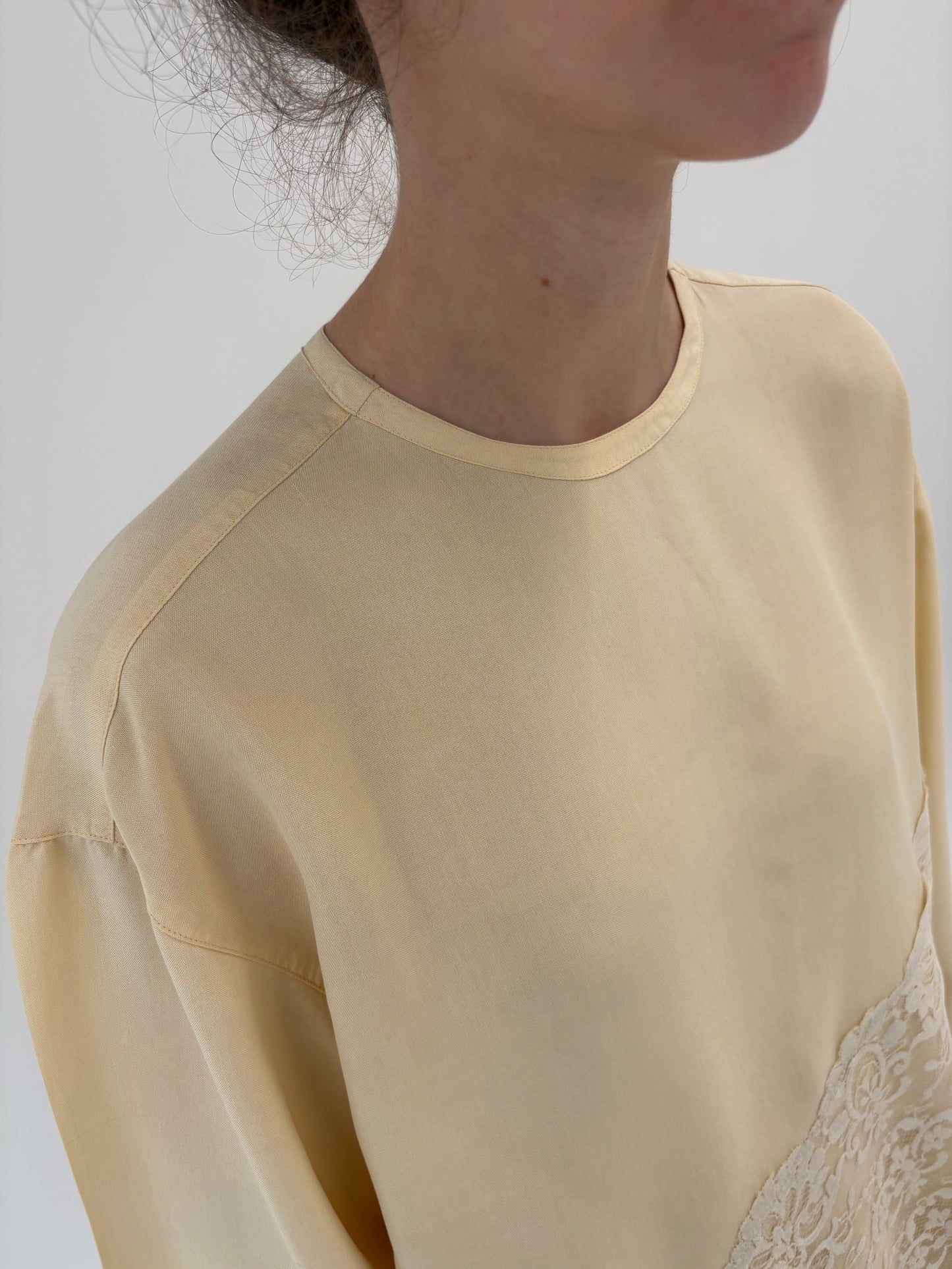 Cămașa din mătase naturală plină butter nude cu dantelă chantily