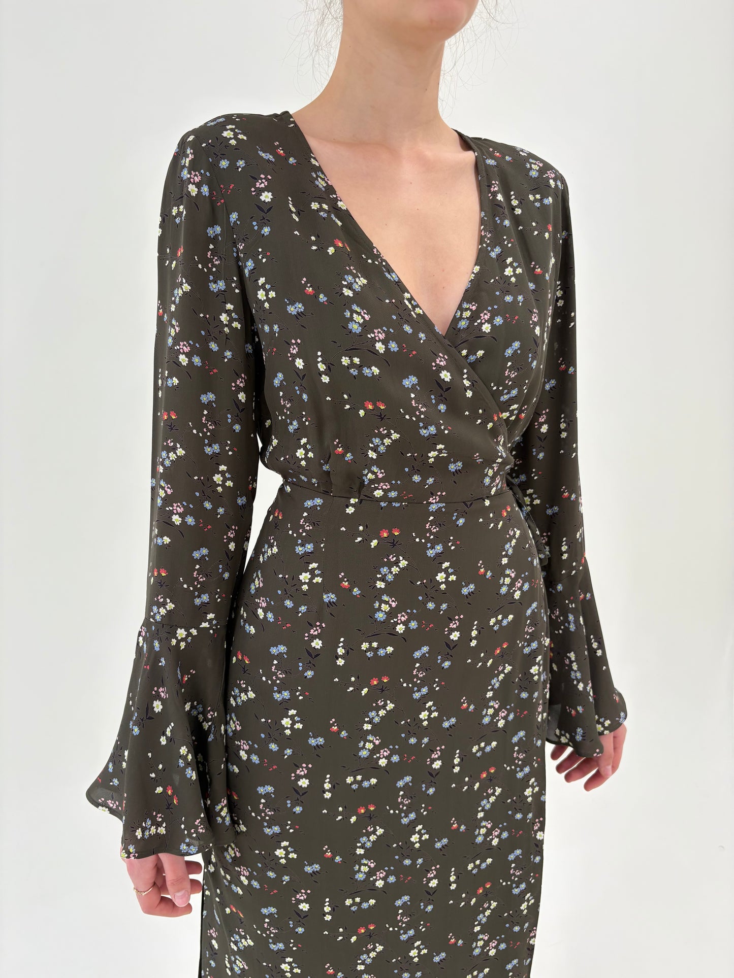 Rochie de designer Essentiel Antwerp în croi petrecut și mâneci evazate