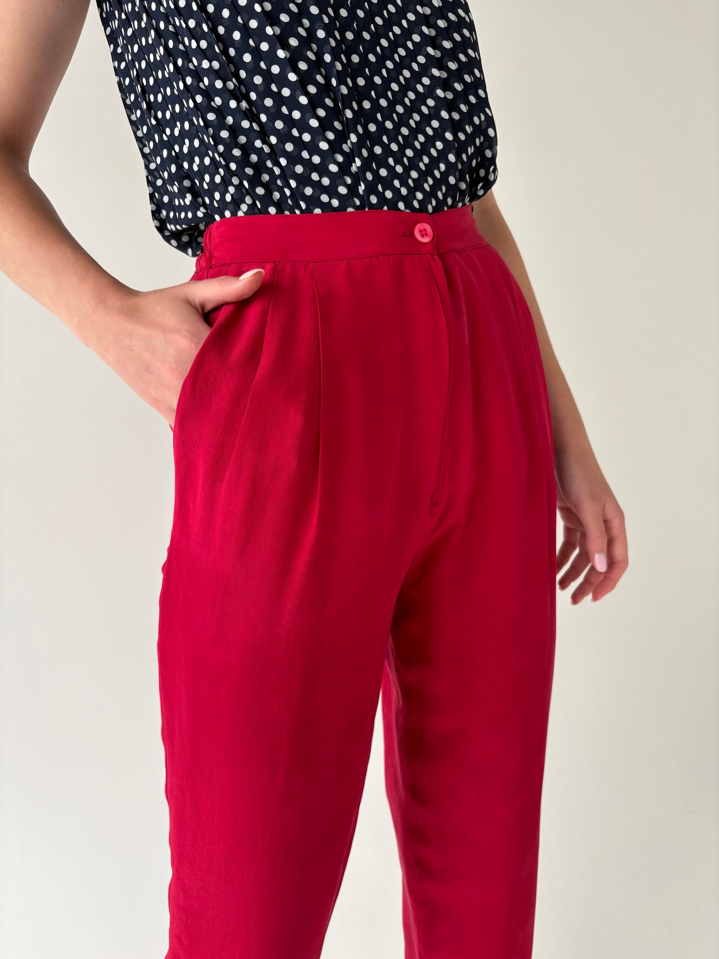 Pantaloni cherry red din mătase naturală cu talie ultra înaltă