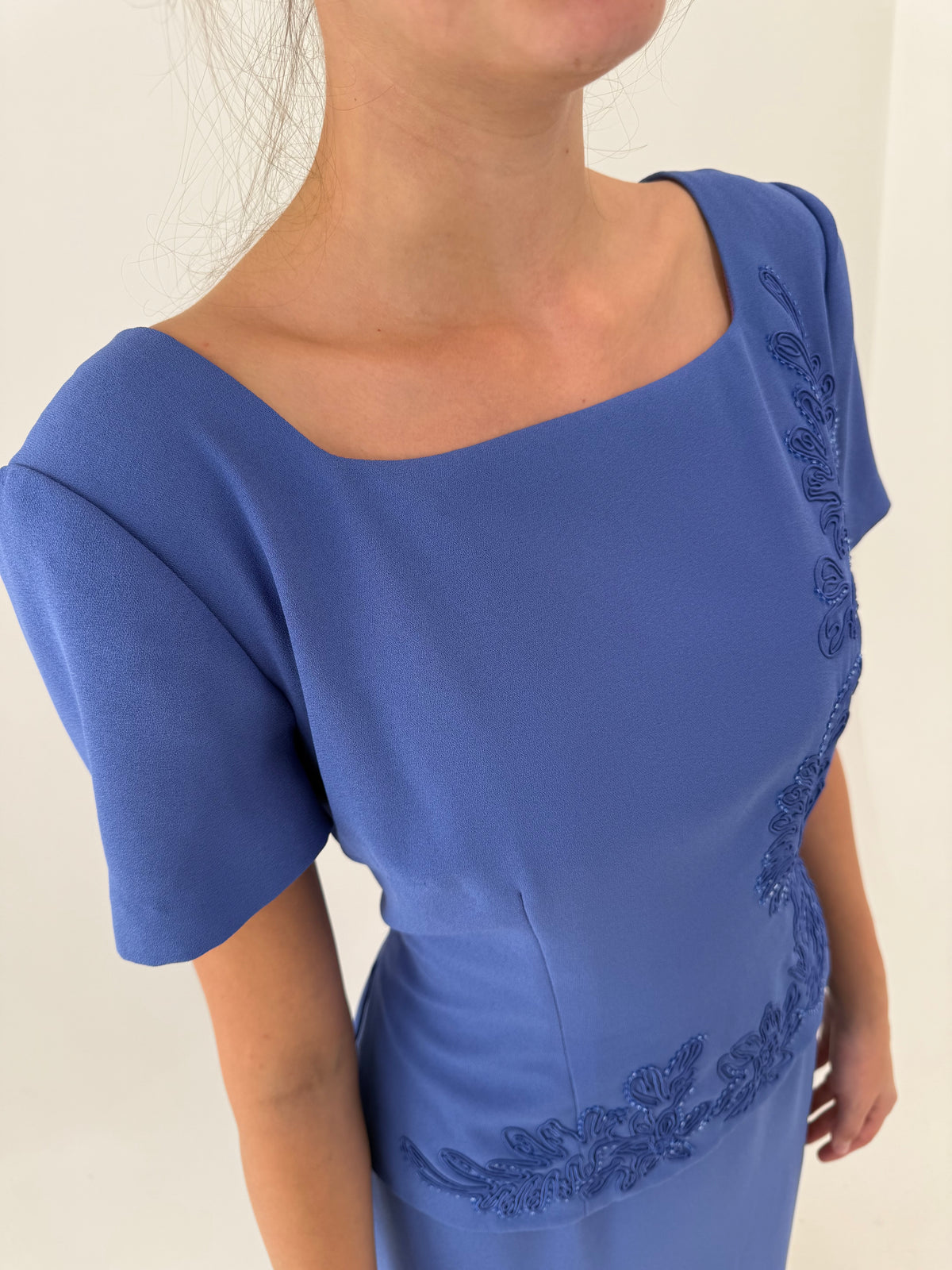 Rochie maxi cu broderie 3D cambrata din crep plin în culoare superbă