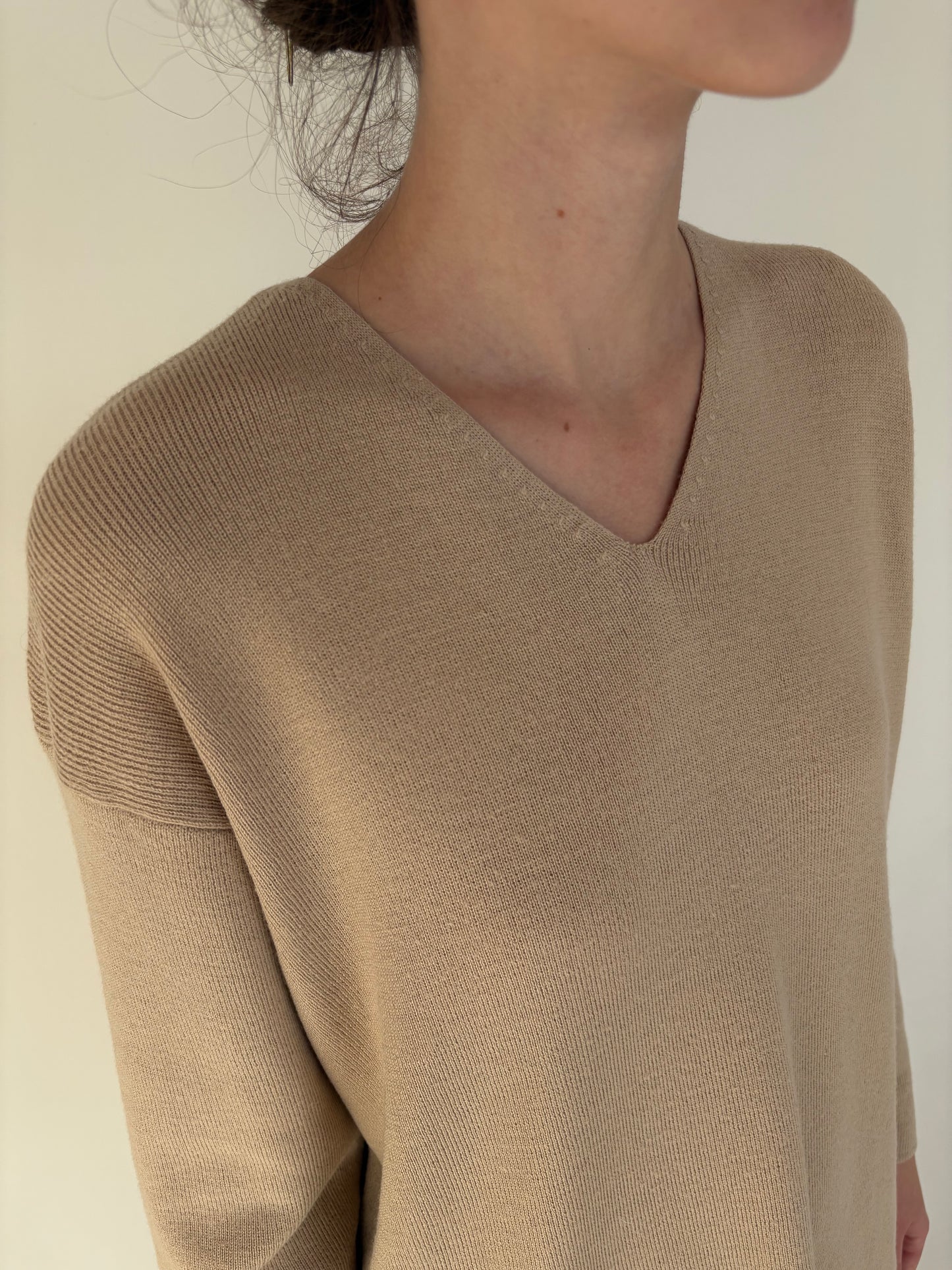 Pulover camel din lana merino extrafina ribbed in croi lejer