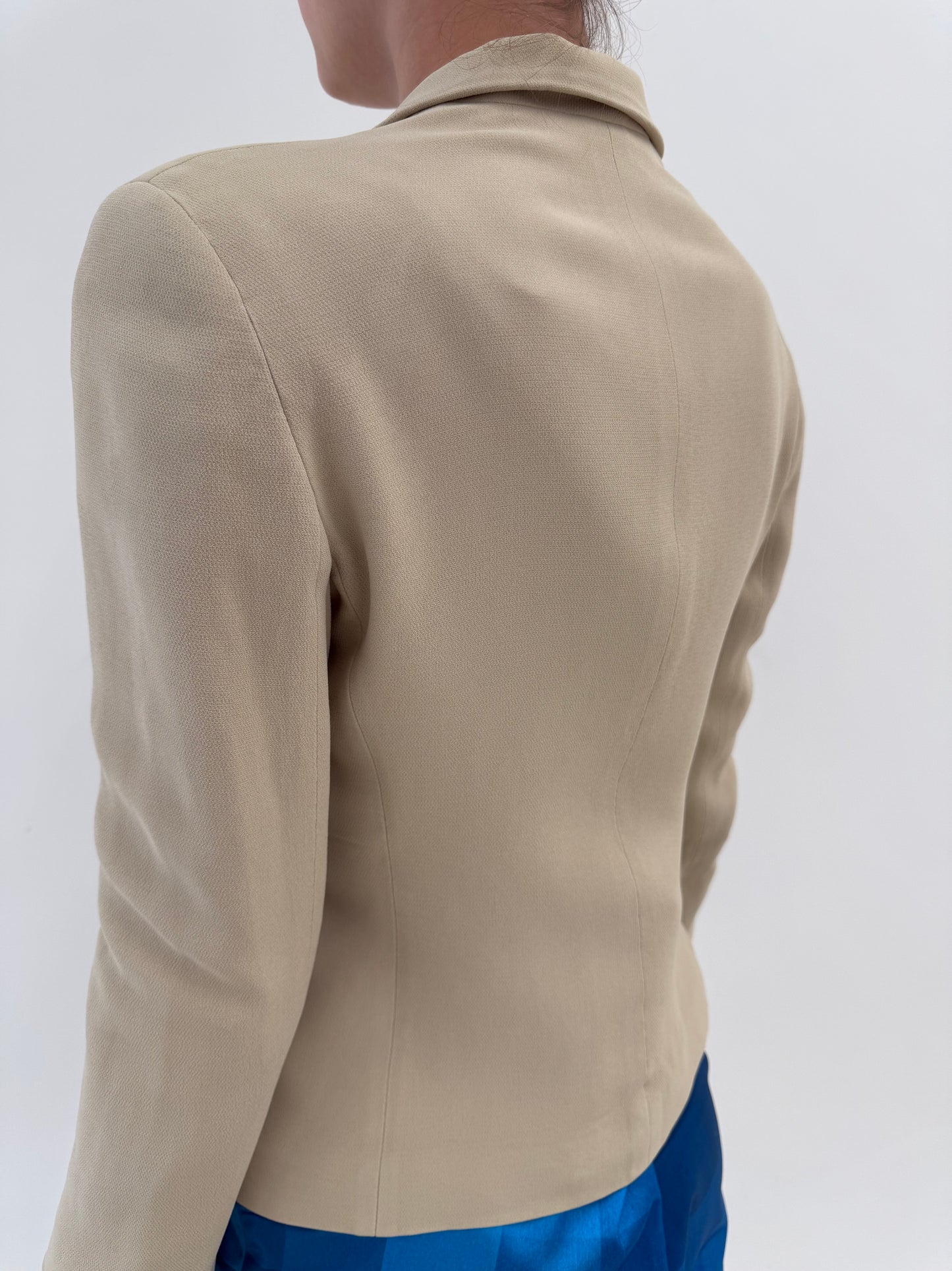 Sacou cambrat Armani camel in croi clasic atemporal din mix de mătase naturală