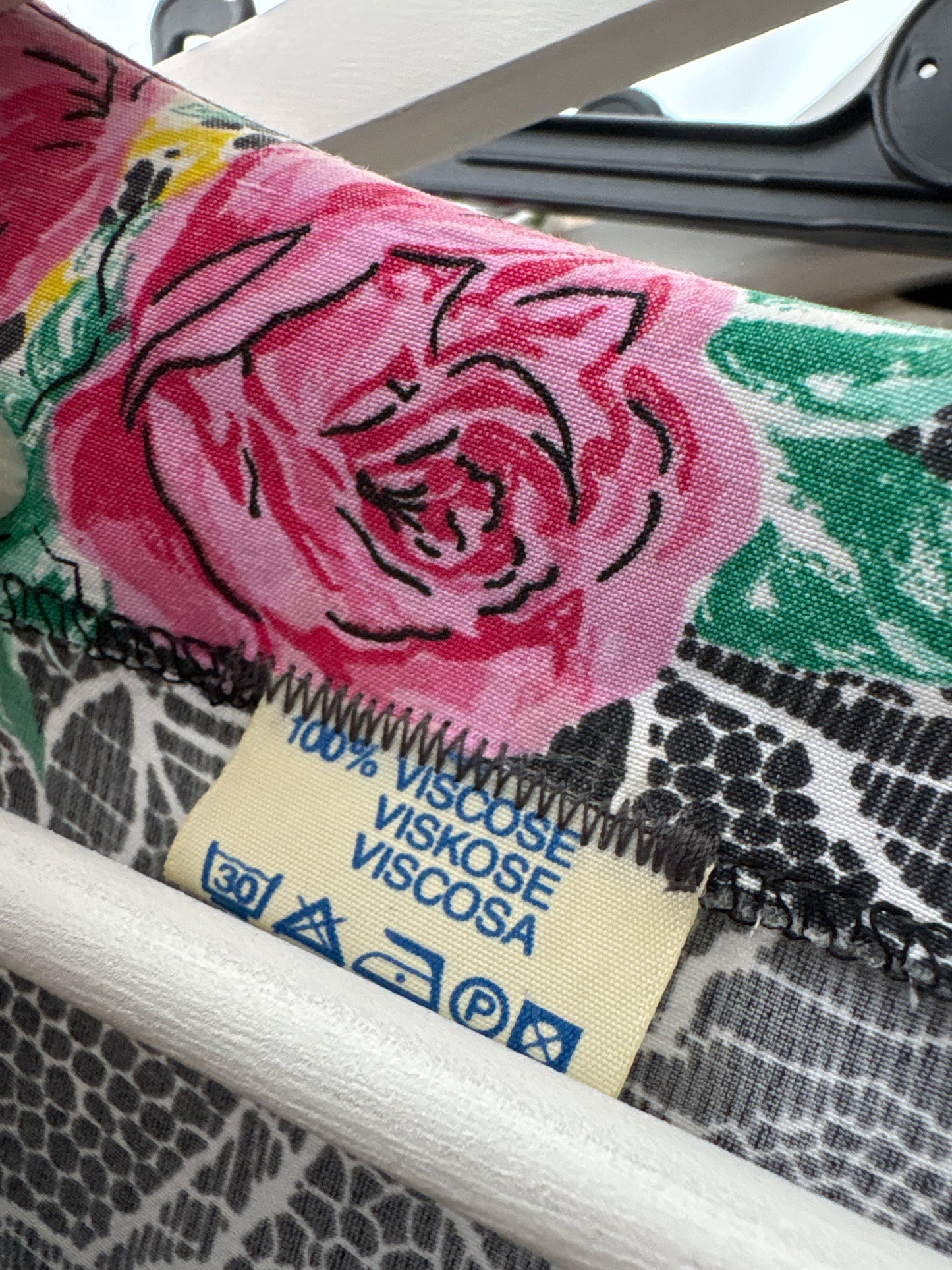 Rochie vintage super vaporoasă in croi de ani 50 cu talie marcată si print floral cu trandafiri