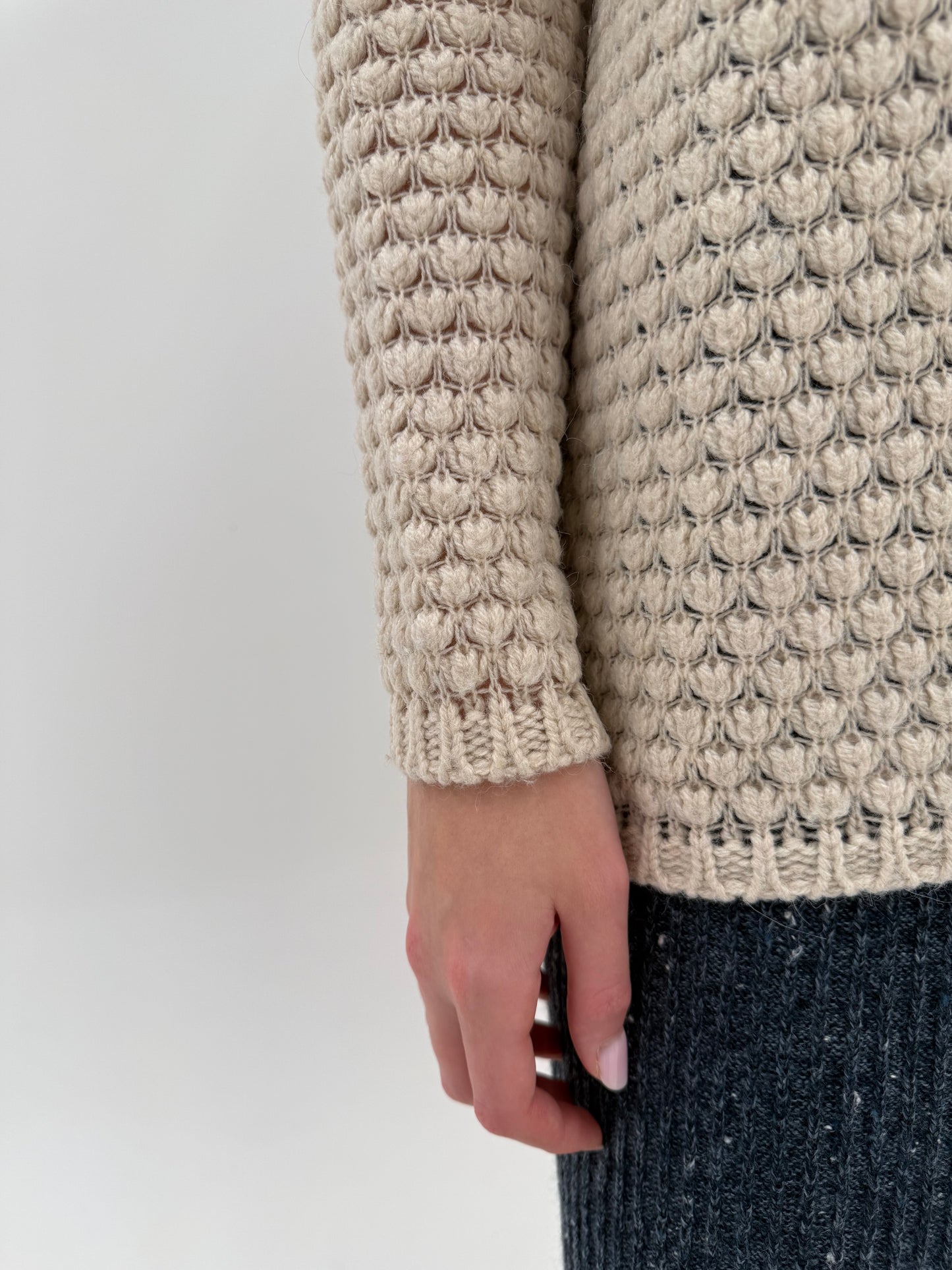 Pulover light nude texturat din lana extrafina cu decolteu bărcuță