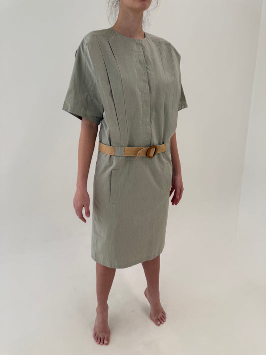 Rochie din pânză light Sage green in croi retro modern cu talie ușor căzută