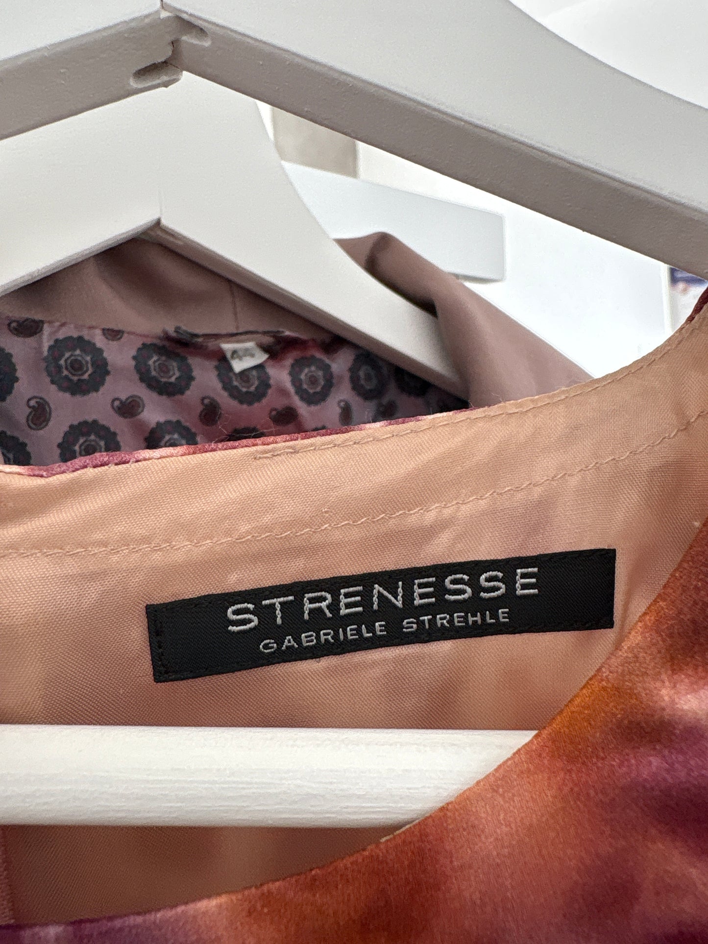 Rochie din mătase naturală în croi clasic camel și nuanțe de lavandă