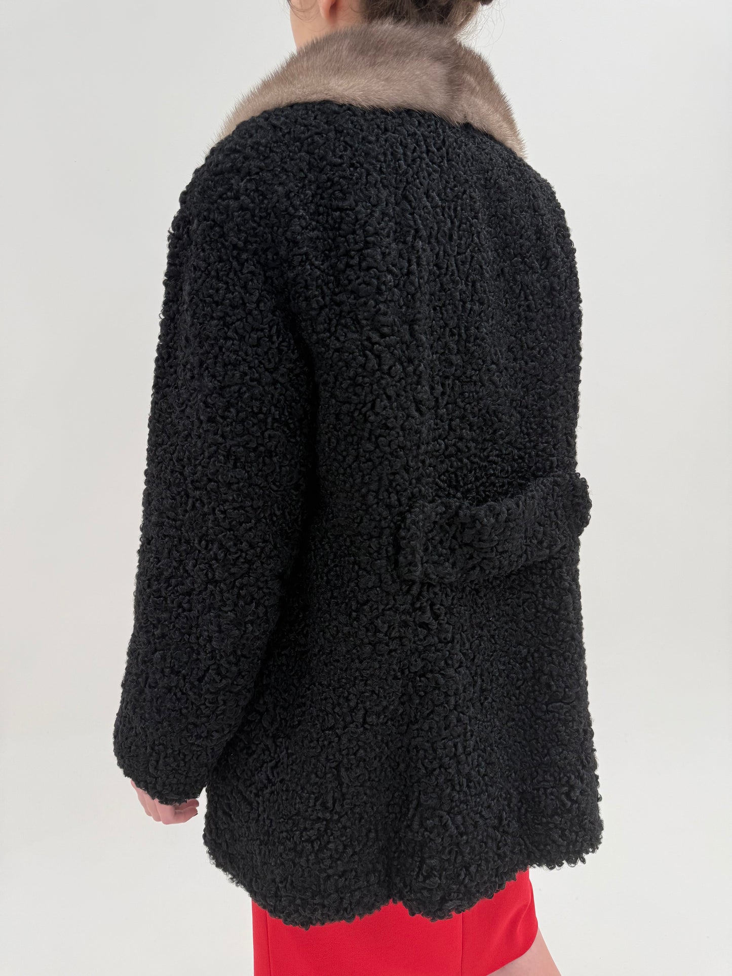 Blană naturală de miel Karakul cu guler din blană naturală de nurcă