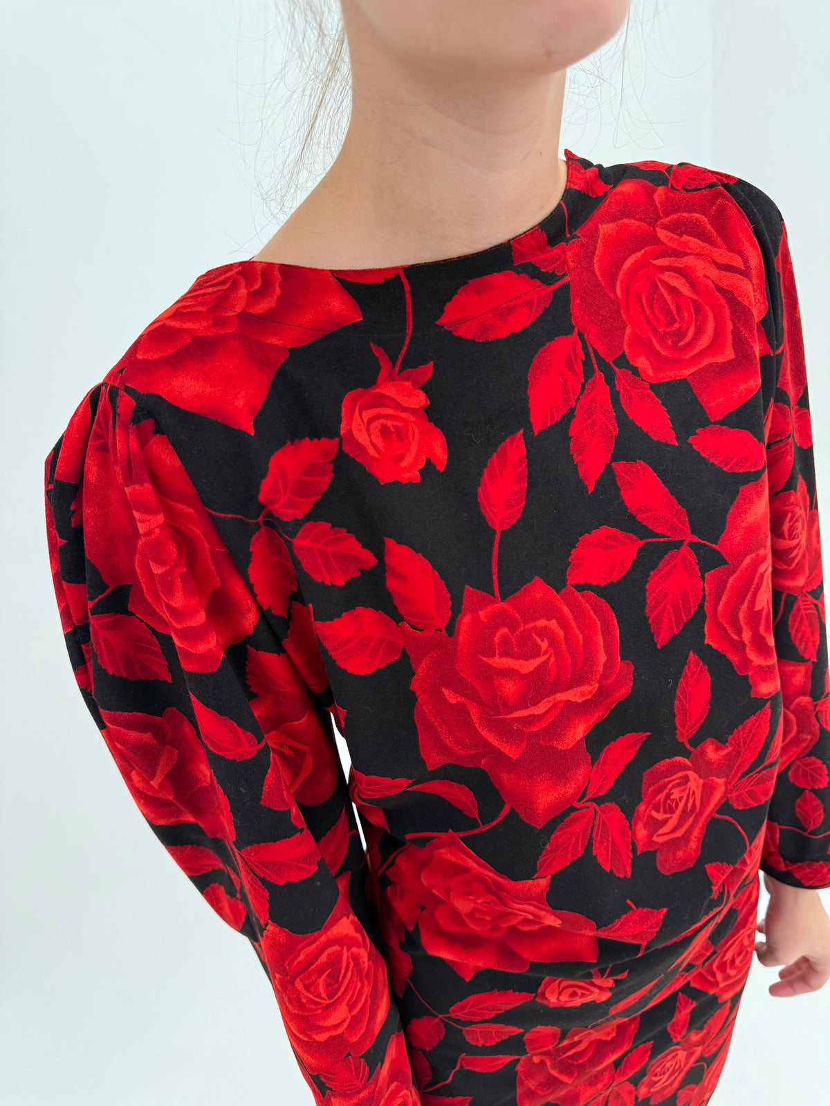Rochie din lana extrafina neagră cu print roșu cu trandafiri și mâneci ușor bufante