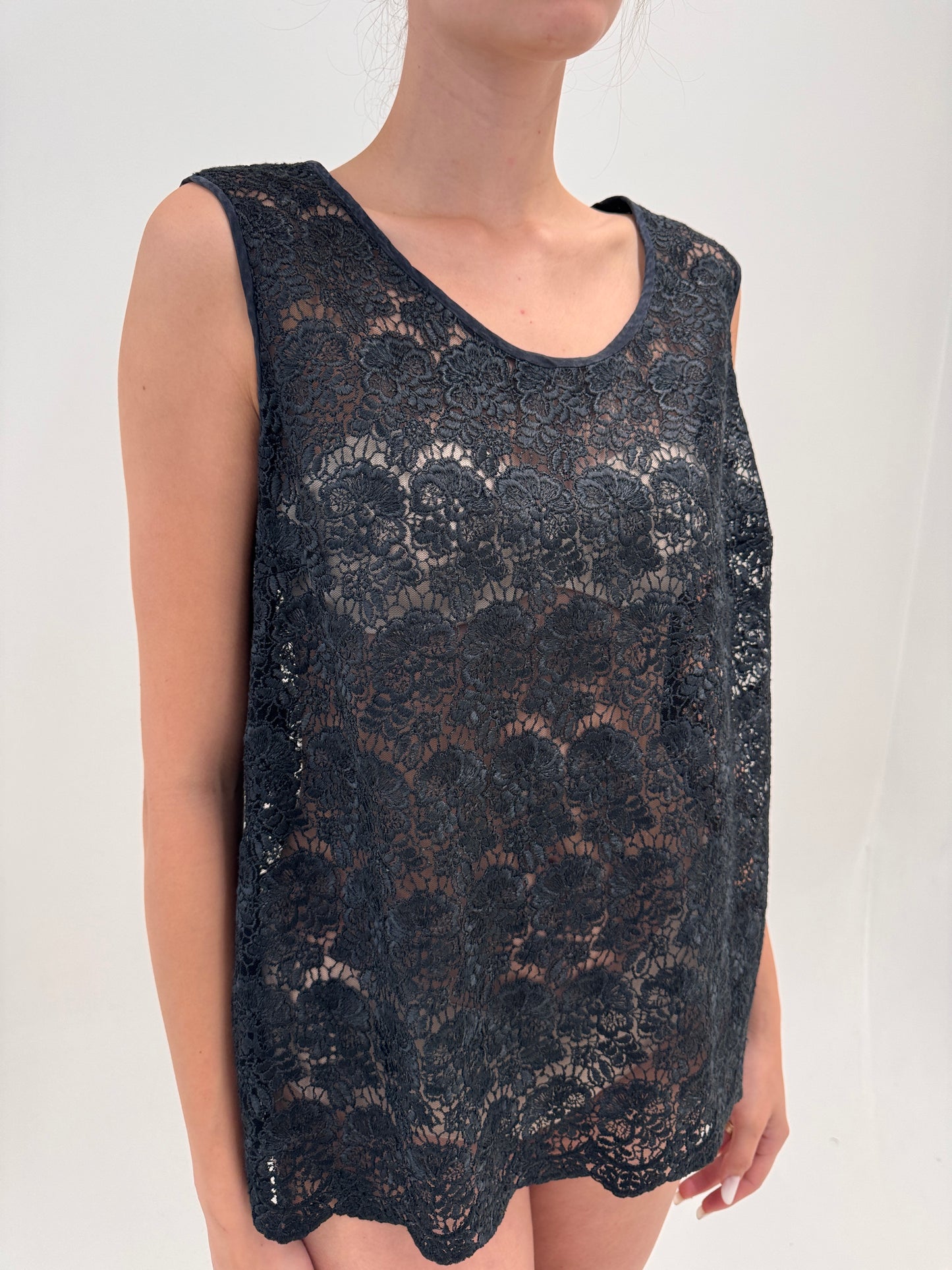 Top vintage Valentino negru din dantelă fină chantily rebrodată în croi minimalist