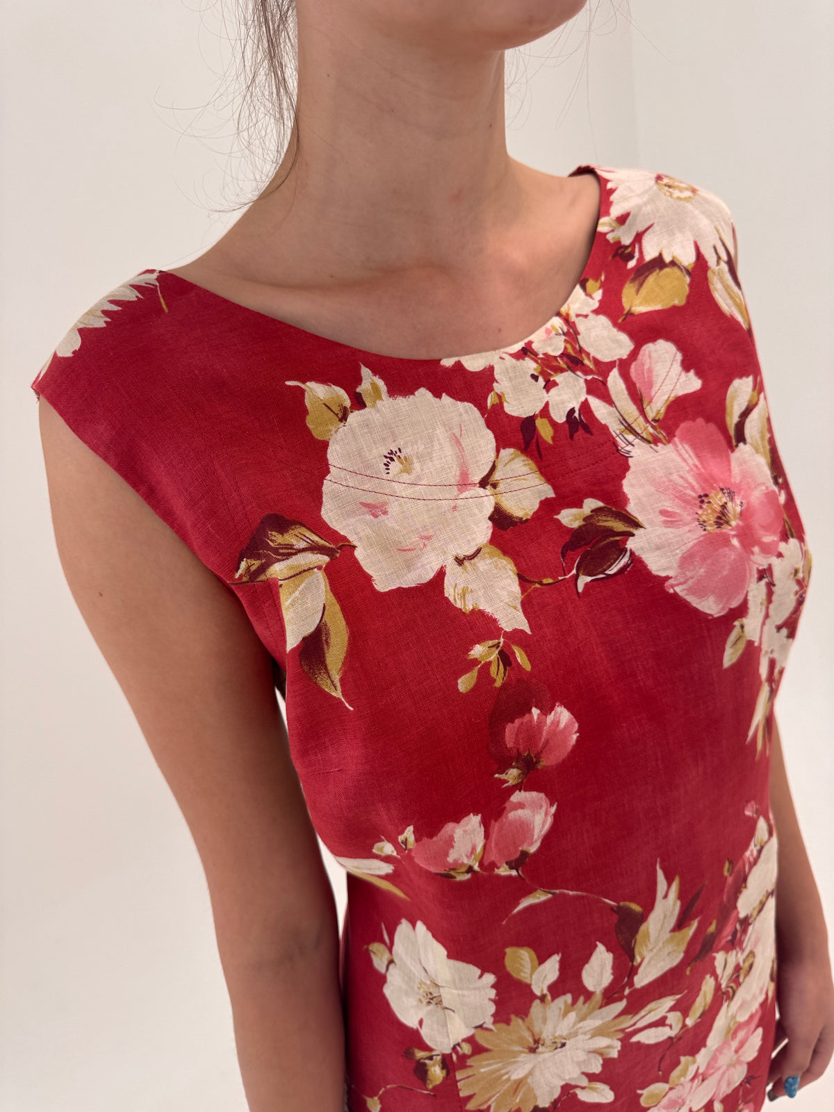 Rochie maxi în croi minimalist cu print floral superb în culori pudrate din in