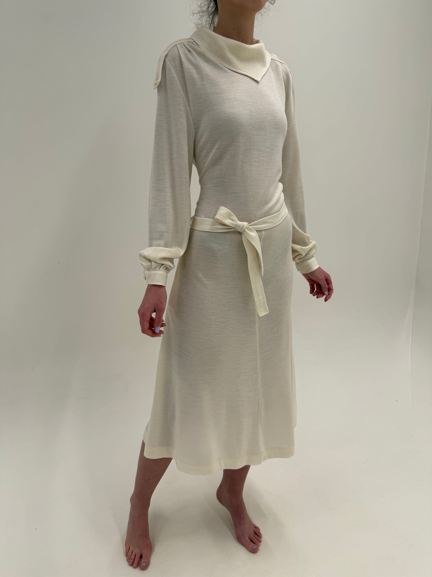 Rochie maxi butter white cu talie reglabilă din jerse de lana extrafina