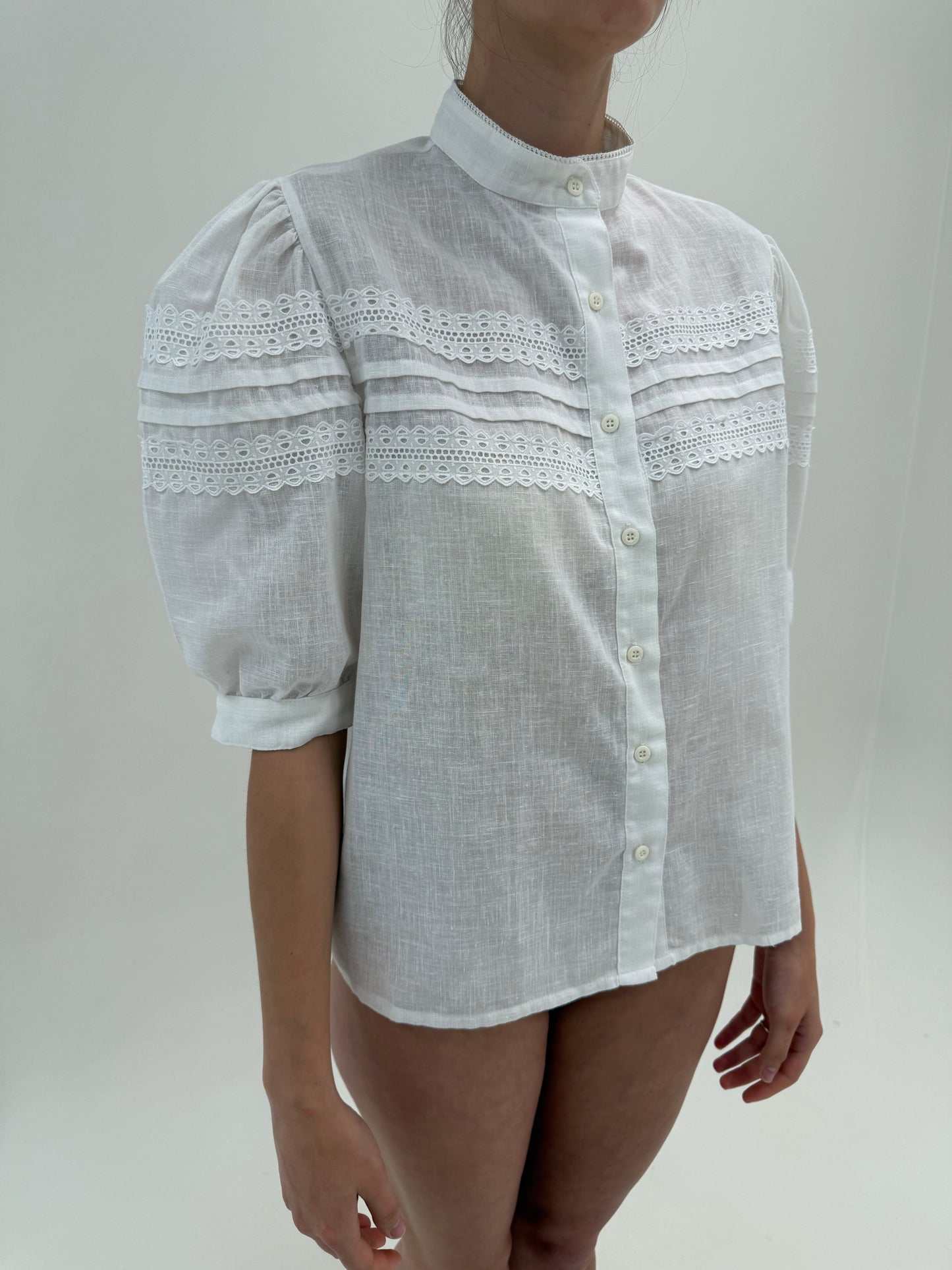 Cămașa vintage din pânză cu umeri bufanți și broderie anglaise