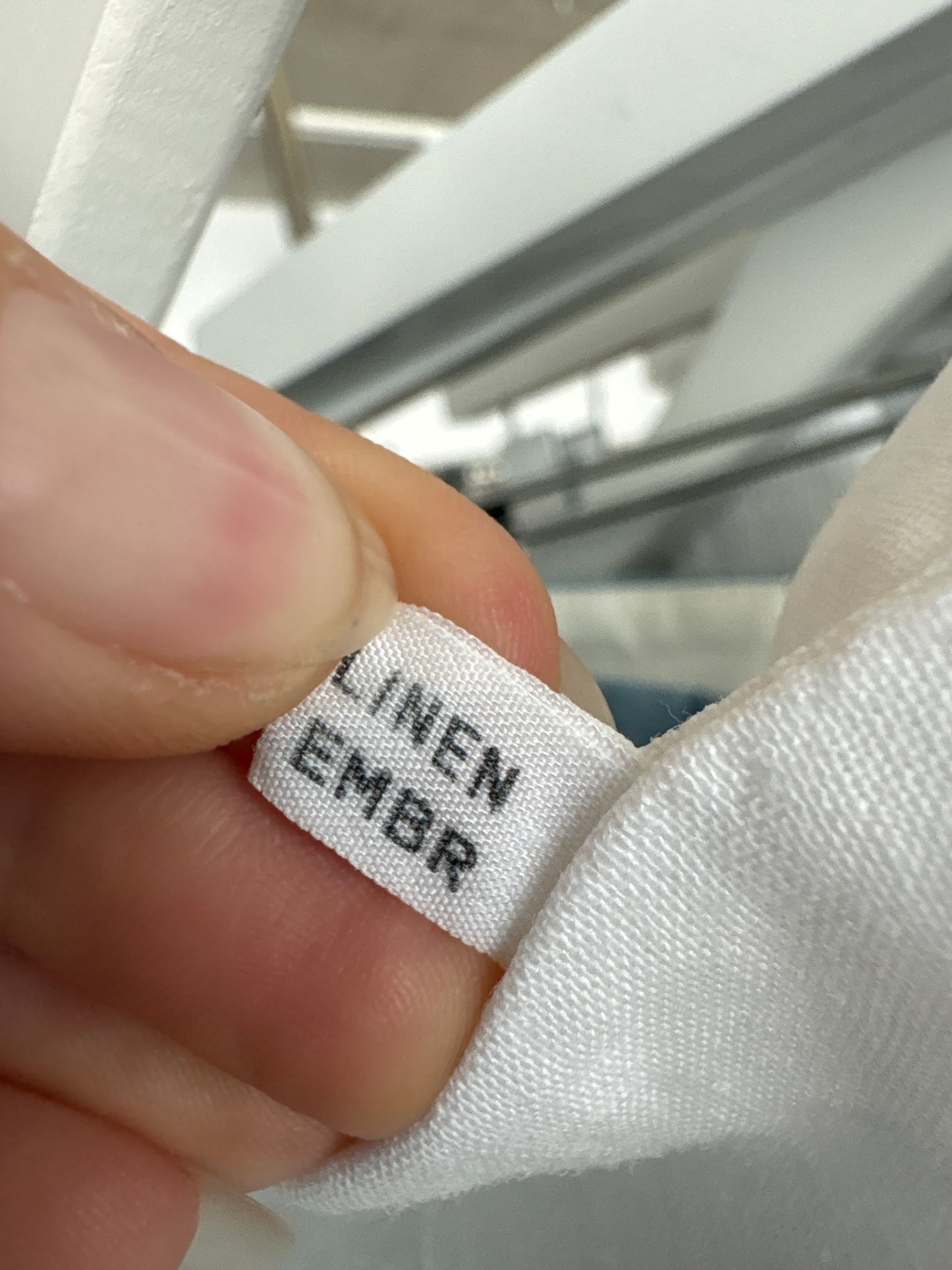Cămașa din in bijuterie cu broderie manuală excepțională