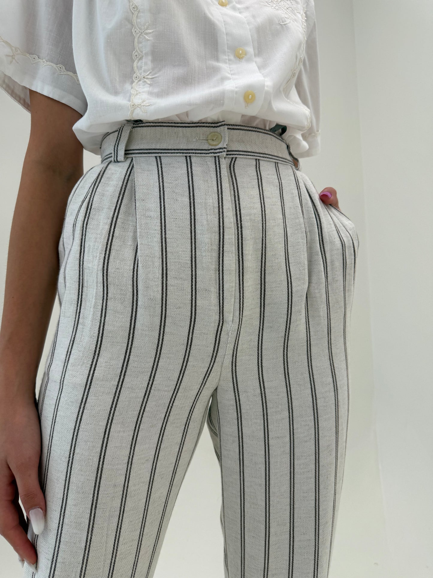 Pantaloni din pânză off white cu dungi fine maro verticale cu talie ultra înaltă