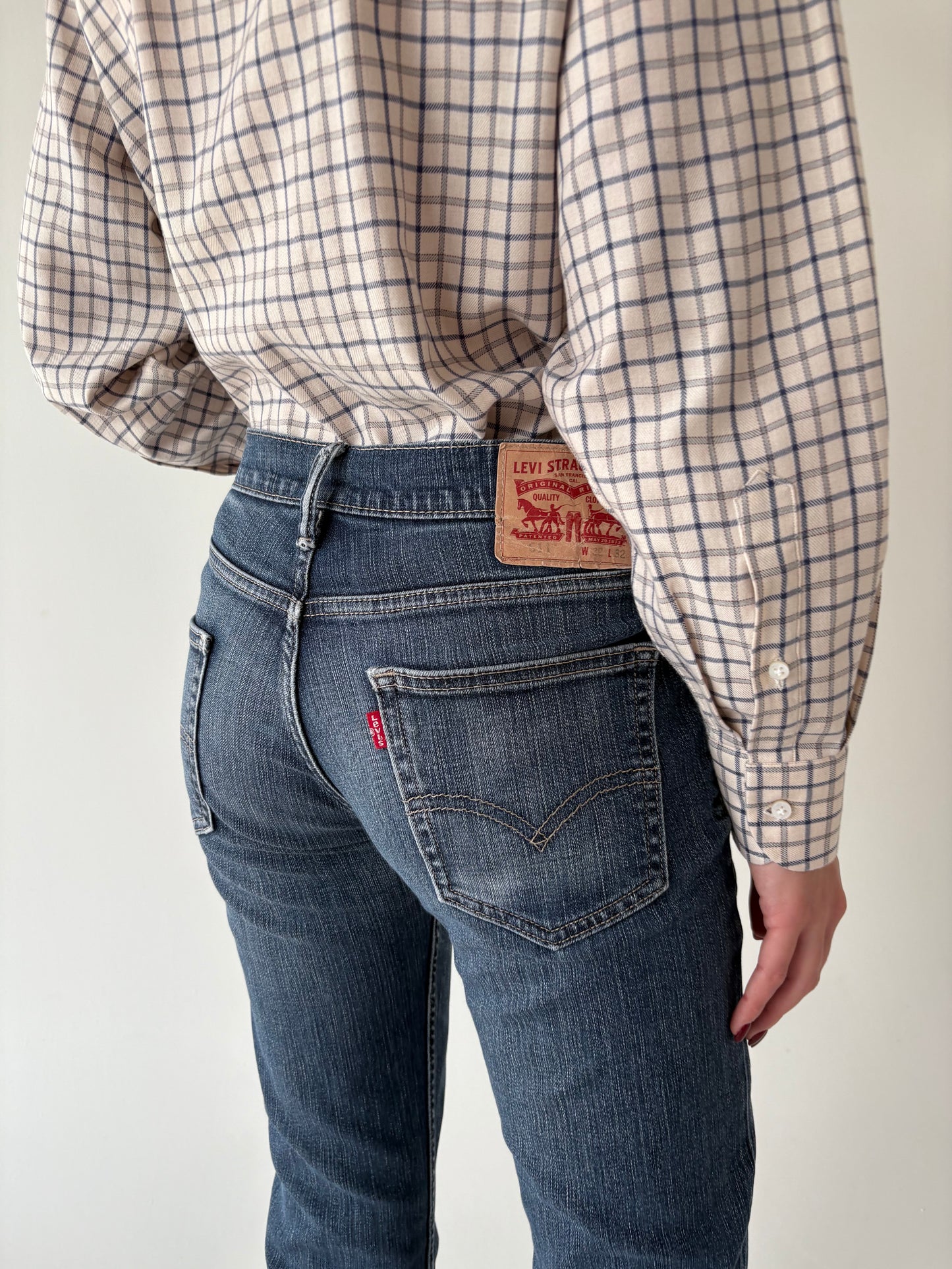 Jeans vintage Levi’s anii 2000 model 511 ușor modelatori