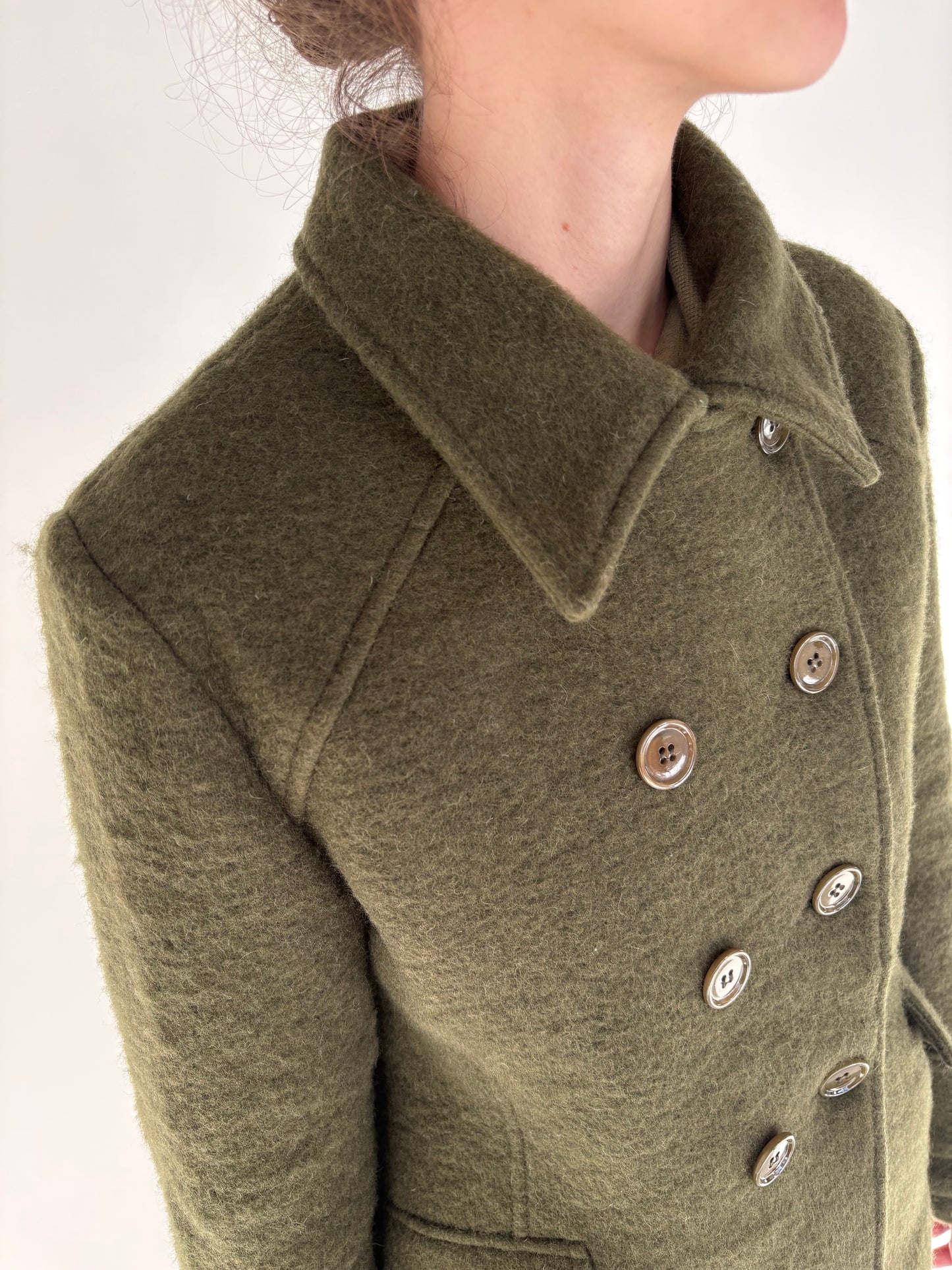 Jacheta kaki din boiled wool cu închidere dublă și croi ușor cambrat