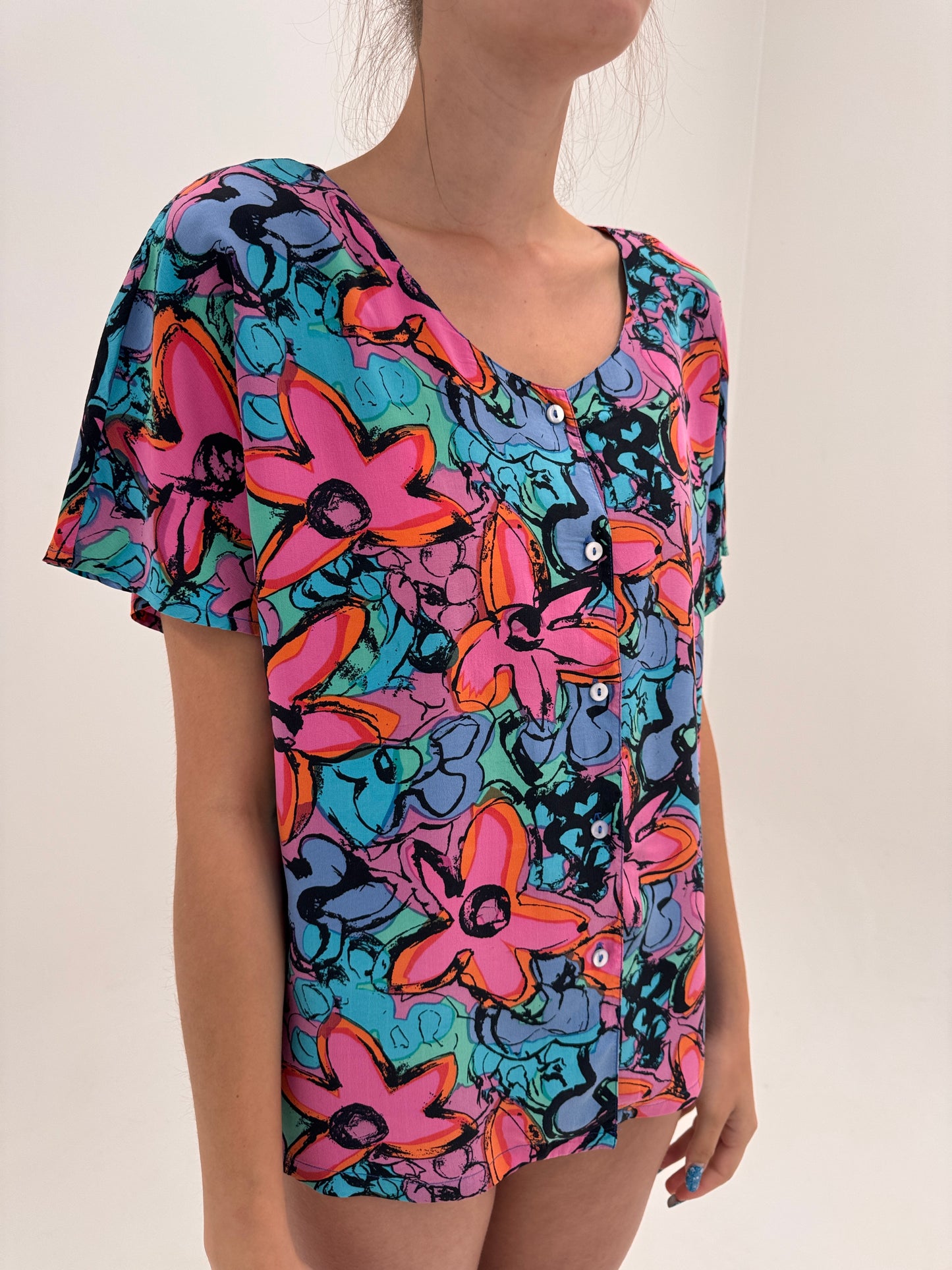 Cămașa colorată din mătase naturală în culori superbe cu print floral stilizat