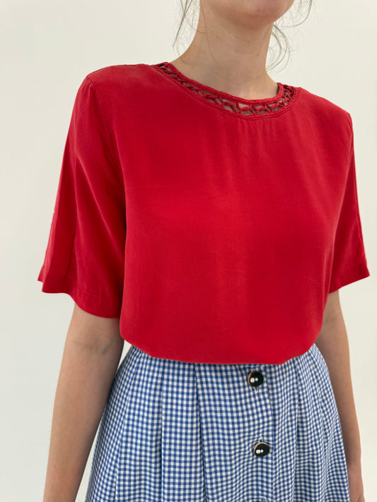 Top din mătase naturală  cu neck line chic lucrat manual