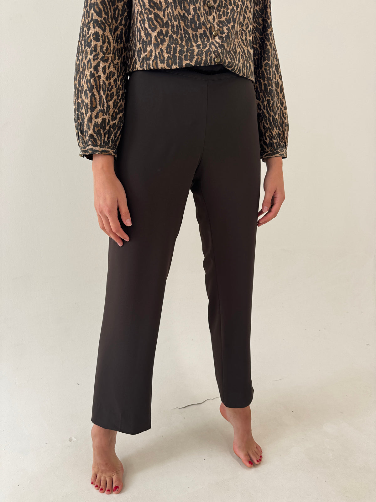 Pantaloni business de toamnă chocolate brown din vascoza și croi ușor evazat