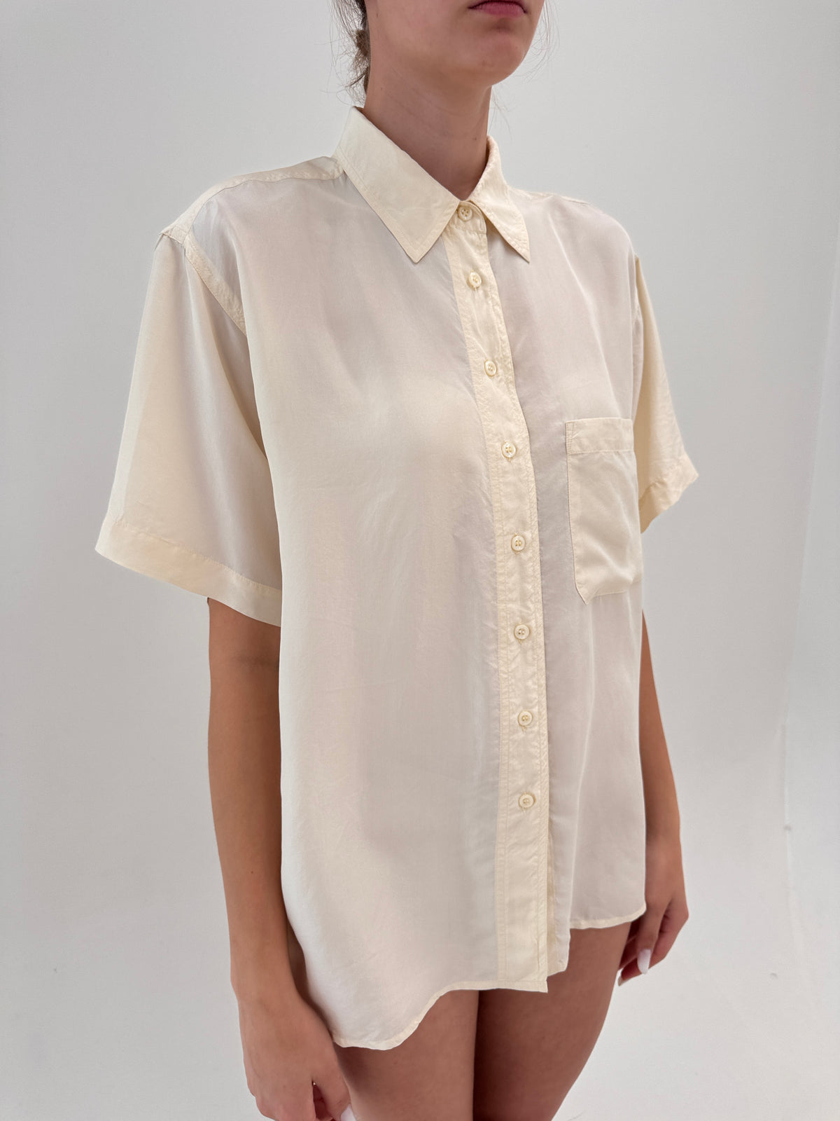 Cămașa butter nude din mătase naturală în croi lejer minimalist