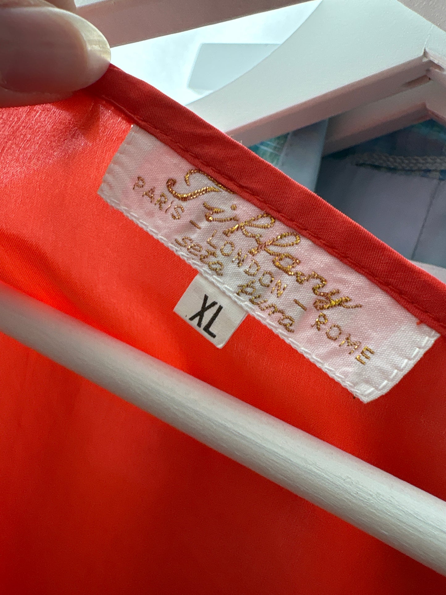 Top coral red din mătase naturală în croi minimalist