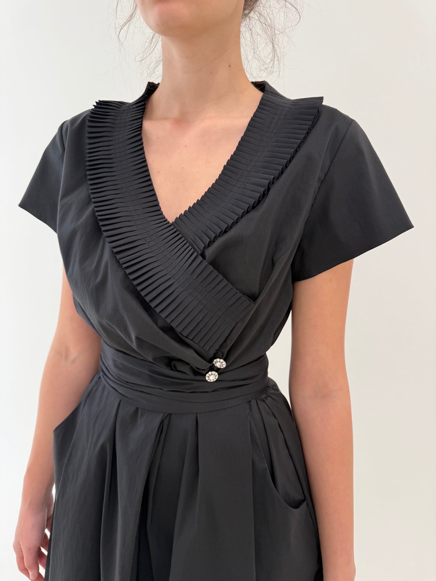 LBD de la business la cocktail ultra chic in croi drapat și bust petrecut