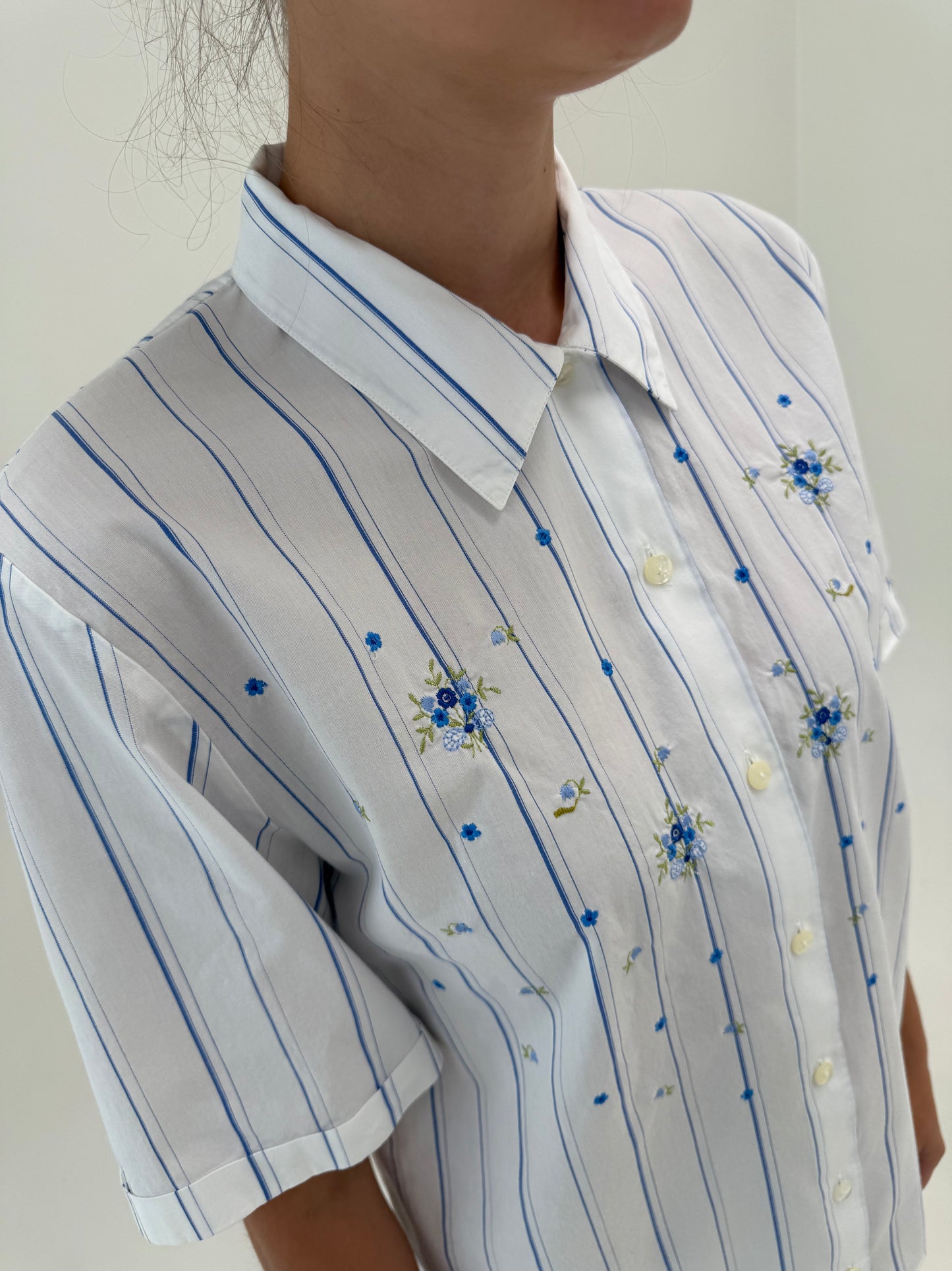 Cămașa vintage luxury Pierre Cardin în dungi fine cu broderie superbă delicată