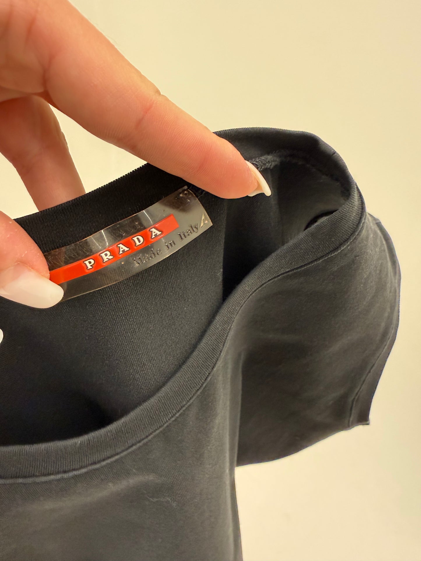Tricou Prada negru din bumbac cu modelator excepțional cu logoul discret al brandului