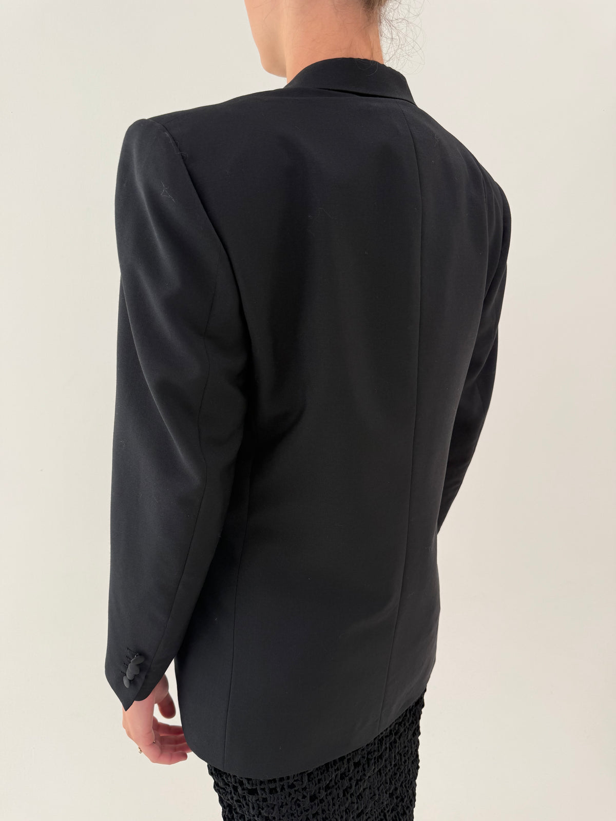 Sacou italian tuxedo cu revere late satinate și închidere dublă din stofă structurată
